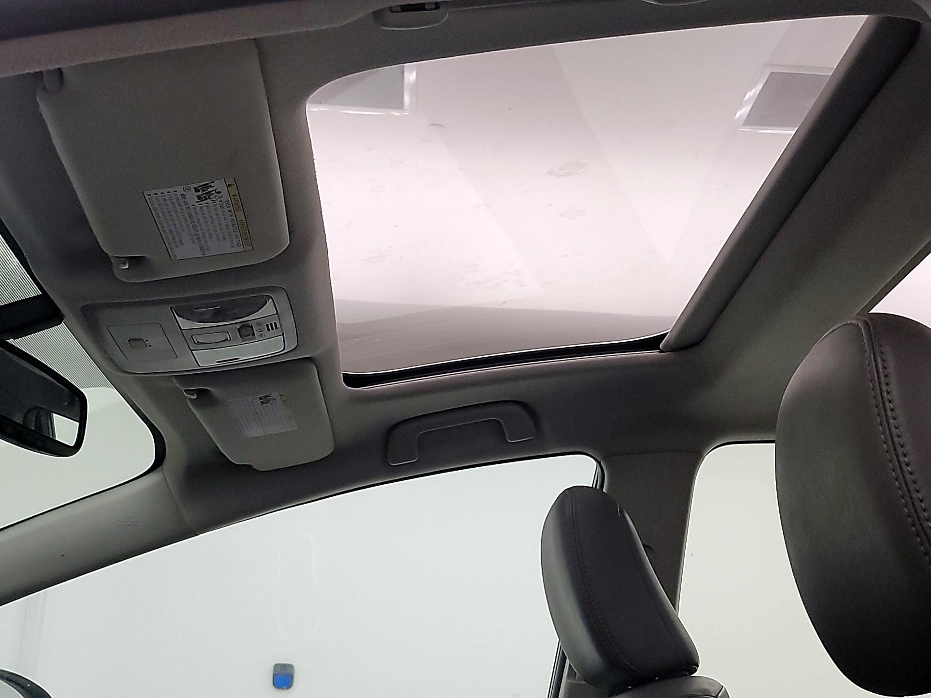 Thumbnail: 2014 Toyota Prius v - 20