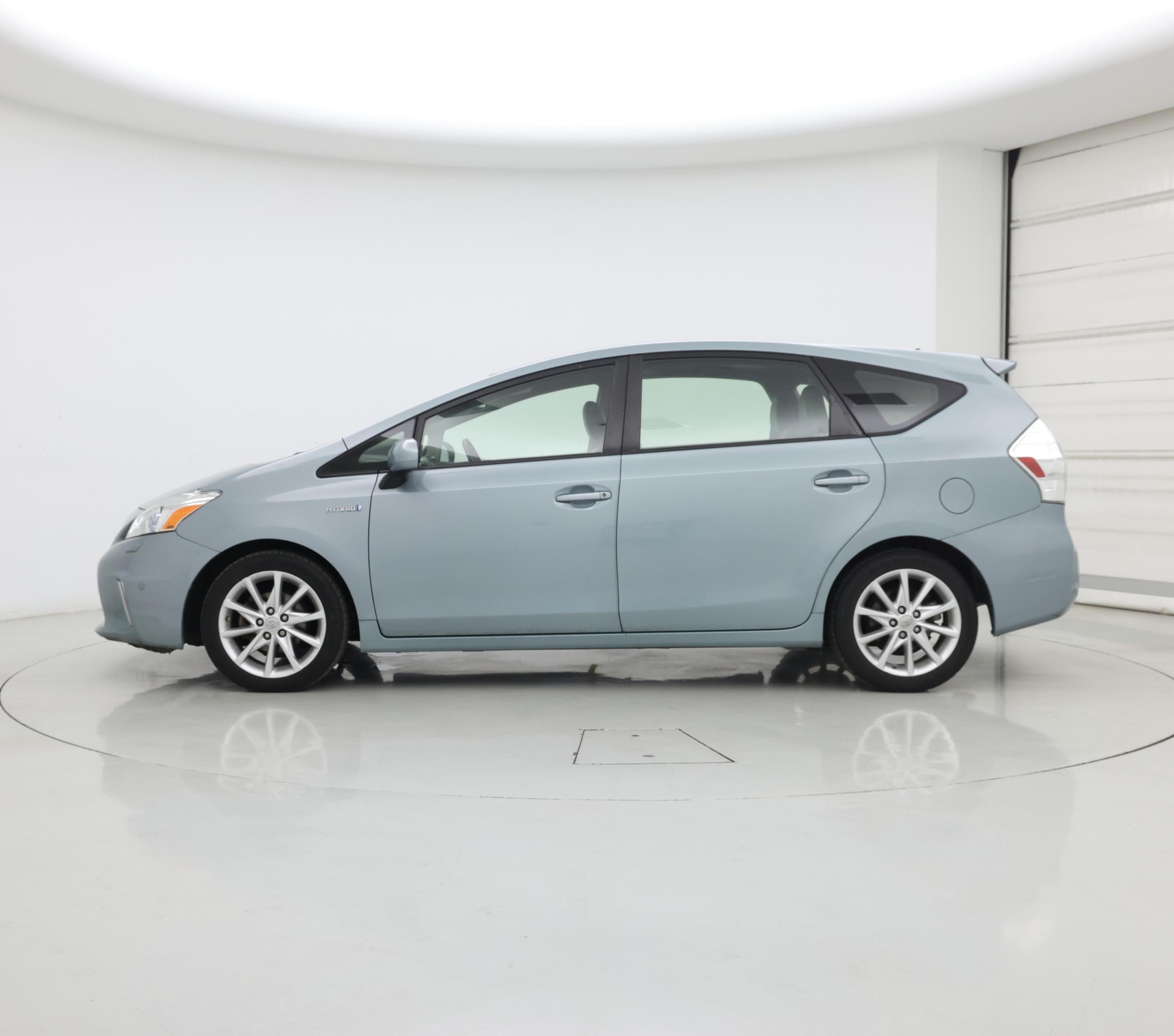 Thumbnail: 2014 Toyota Prius v - 3