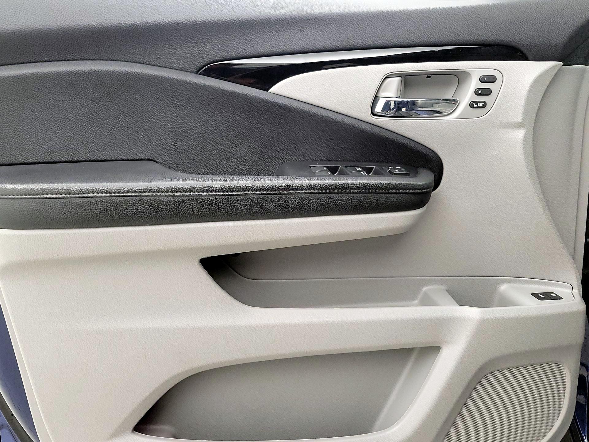 Thumbnail: 2019 Honda Pilot - 12
