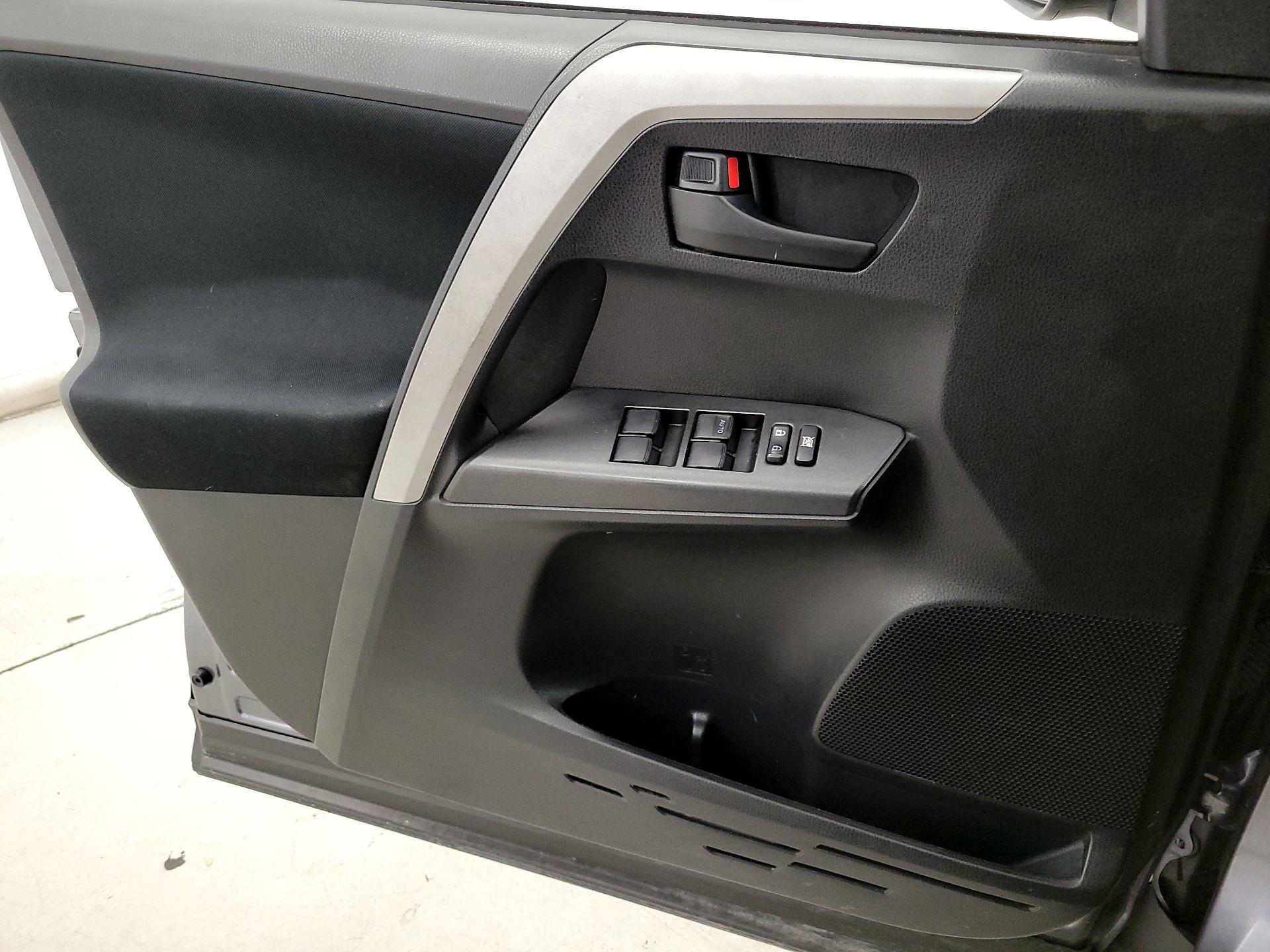 Thumbnail: 2016 Toyota RAV4 - 12