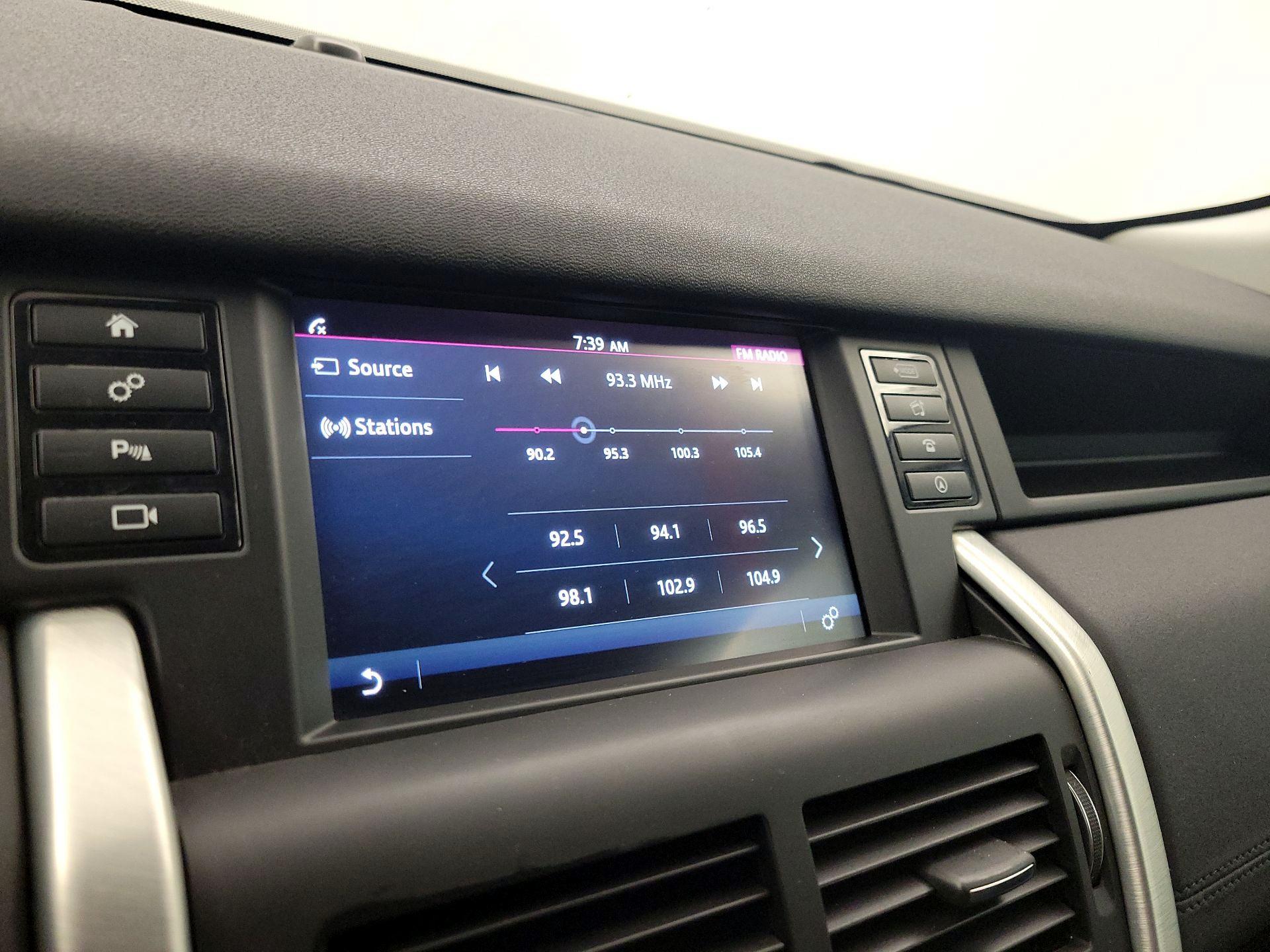 Thumbnail: 2017 Land Rover Discovery Sport - 16