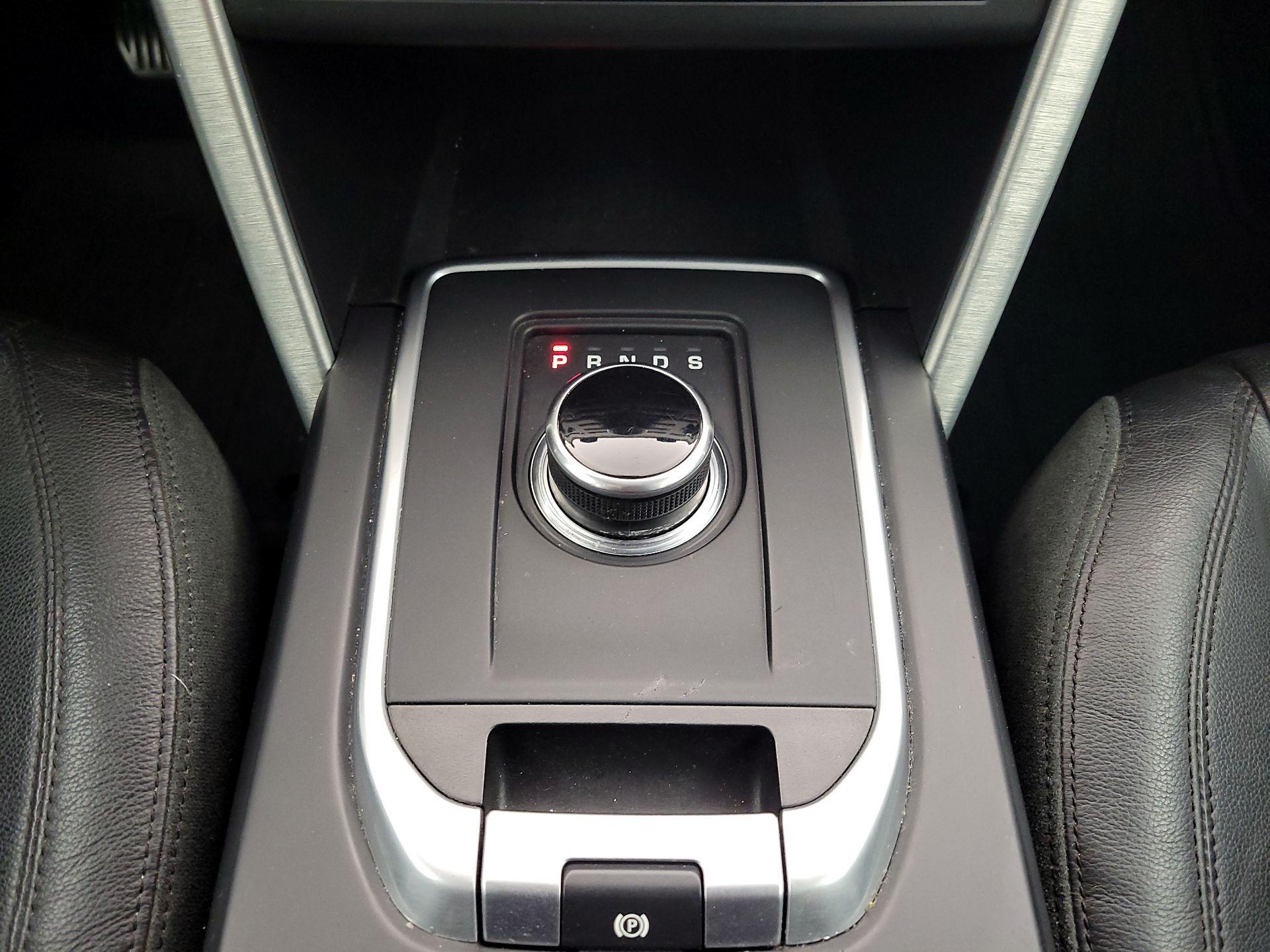 Thumbnail: 2017 Land Rover Discovery Sport - 18