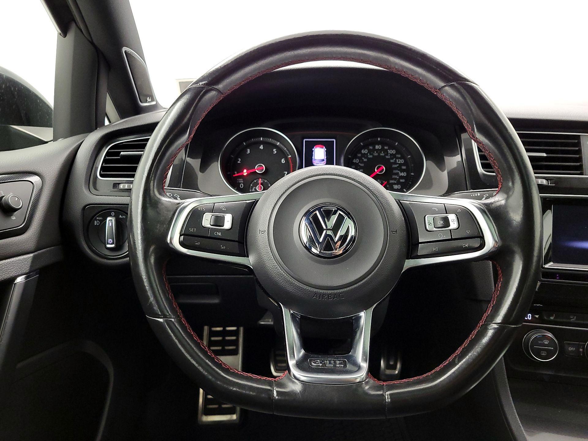 Thumbnail: 2015 Volkswagen Golf - 10