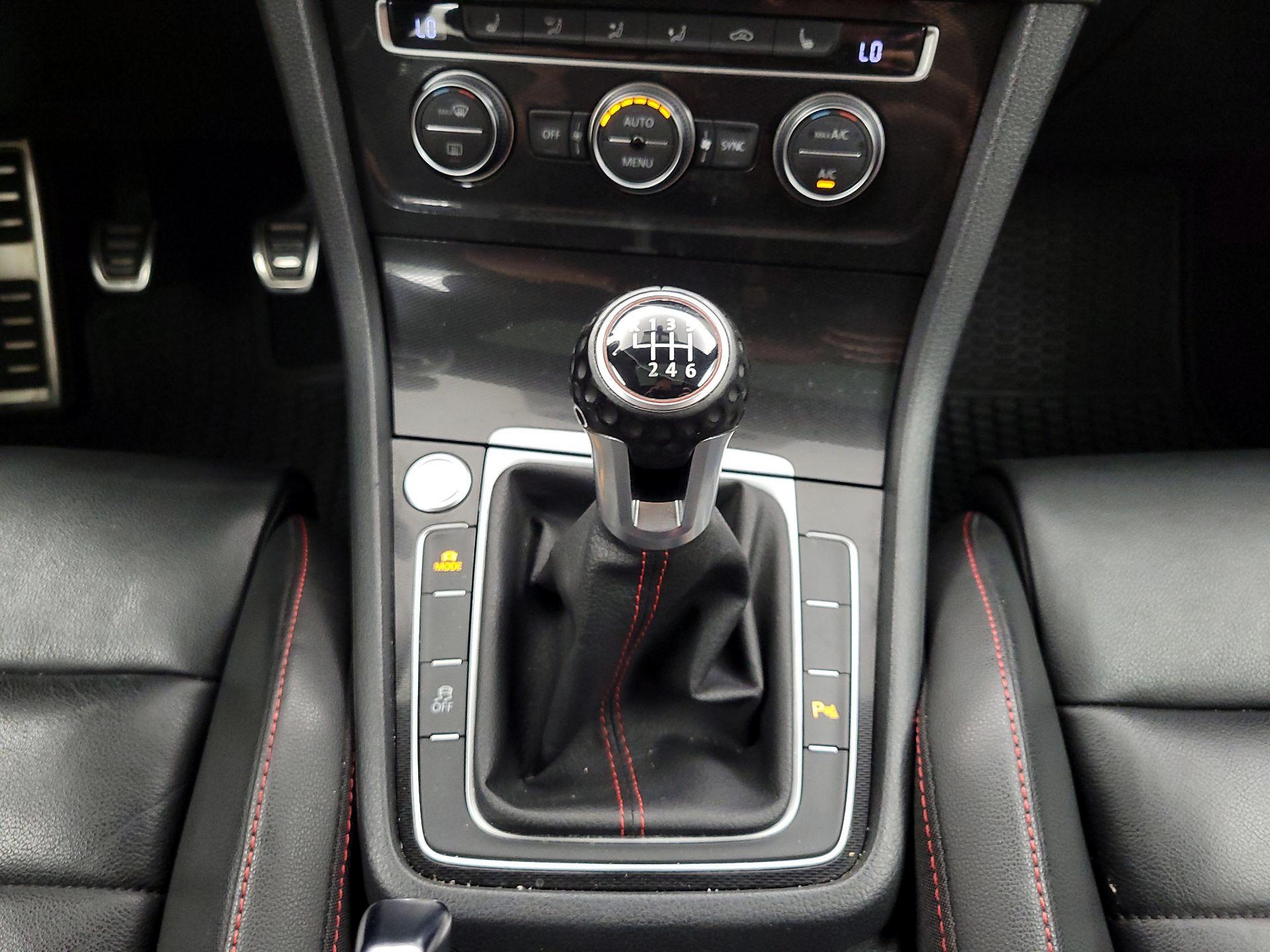 Thumbnail: 2015 Volkswagen Golf - 18