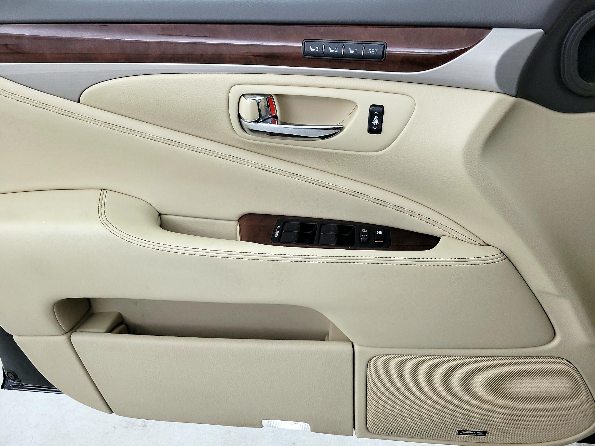 Thumbnail: 2014 Lexus LS - 12