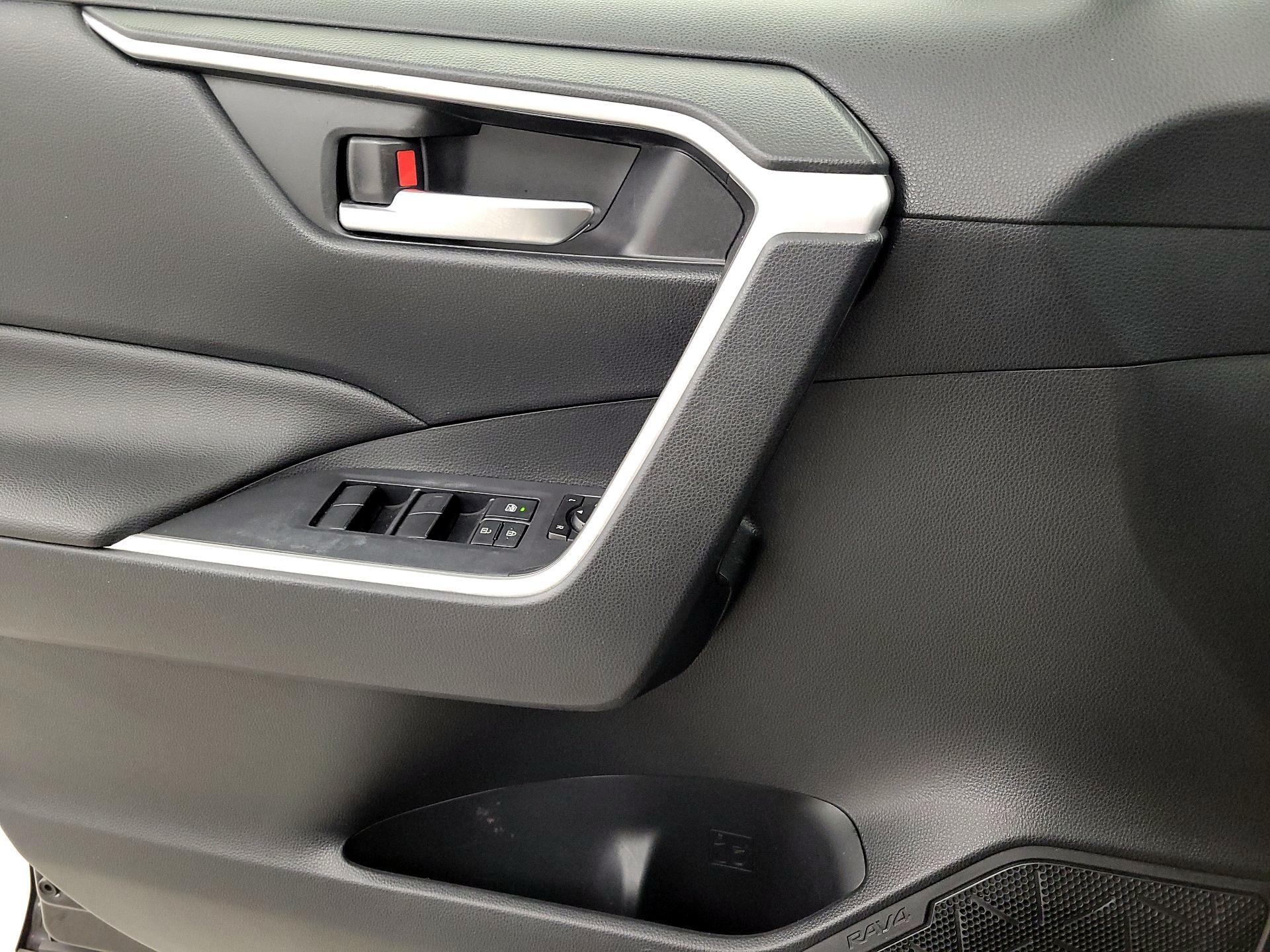 Thumbnail: 2019 Toyota RAV4 - 12