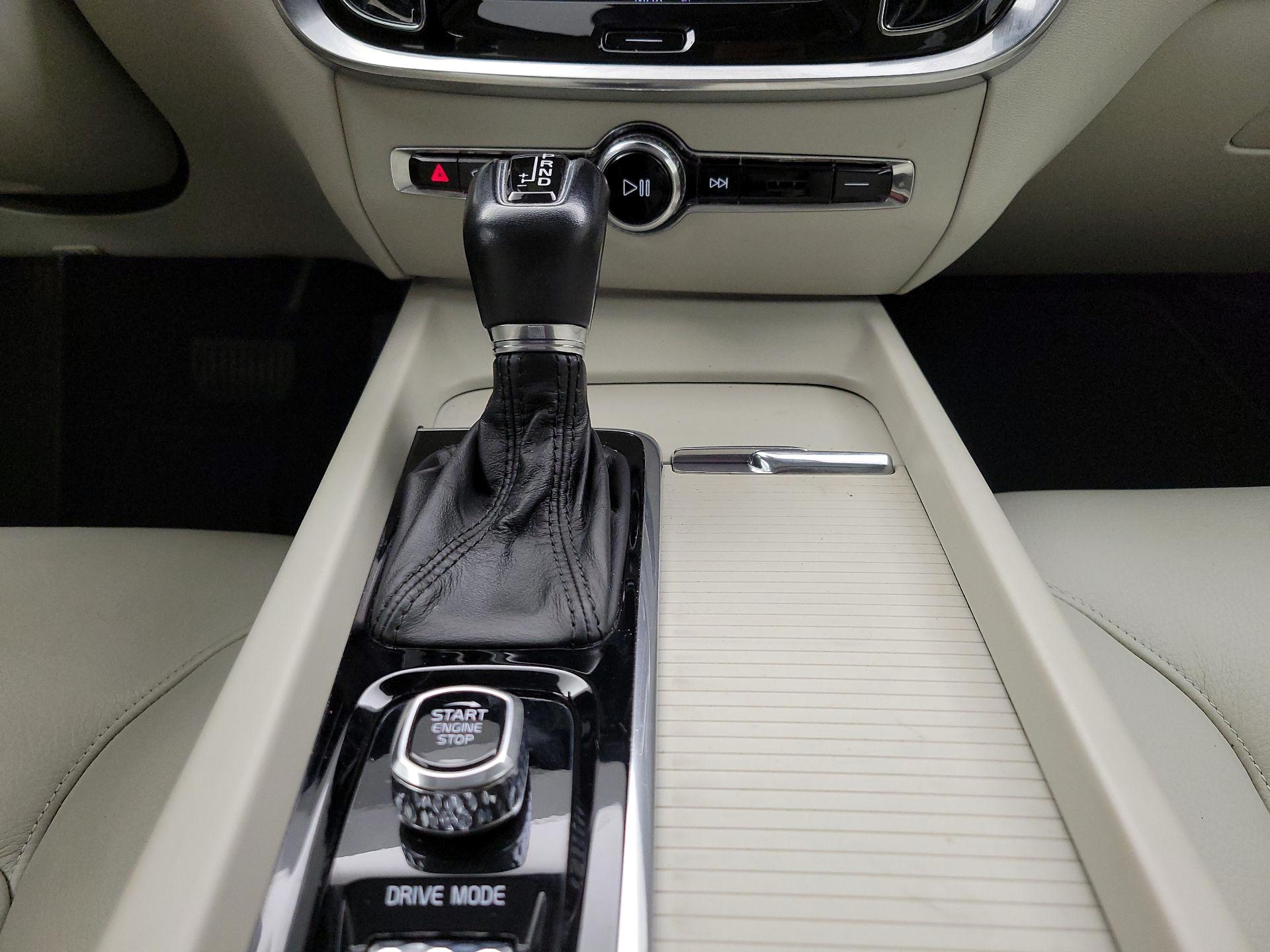 Thumbnail: 2019 Volvo S60 - 18