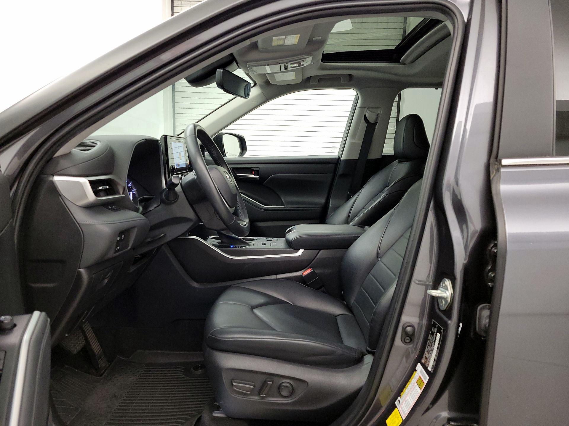 Thumbnail: 2023 Toyota Highlander - 11