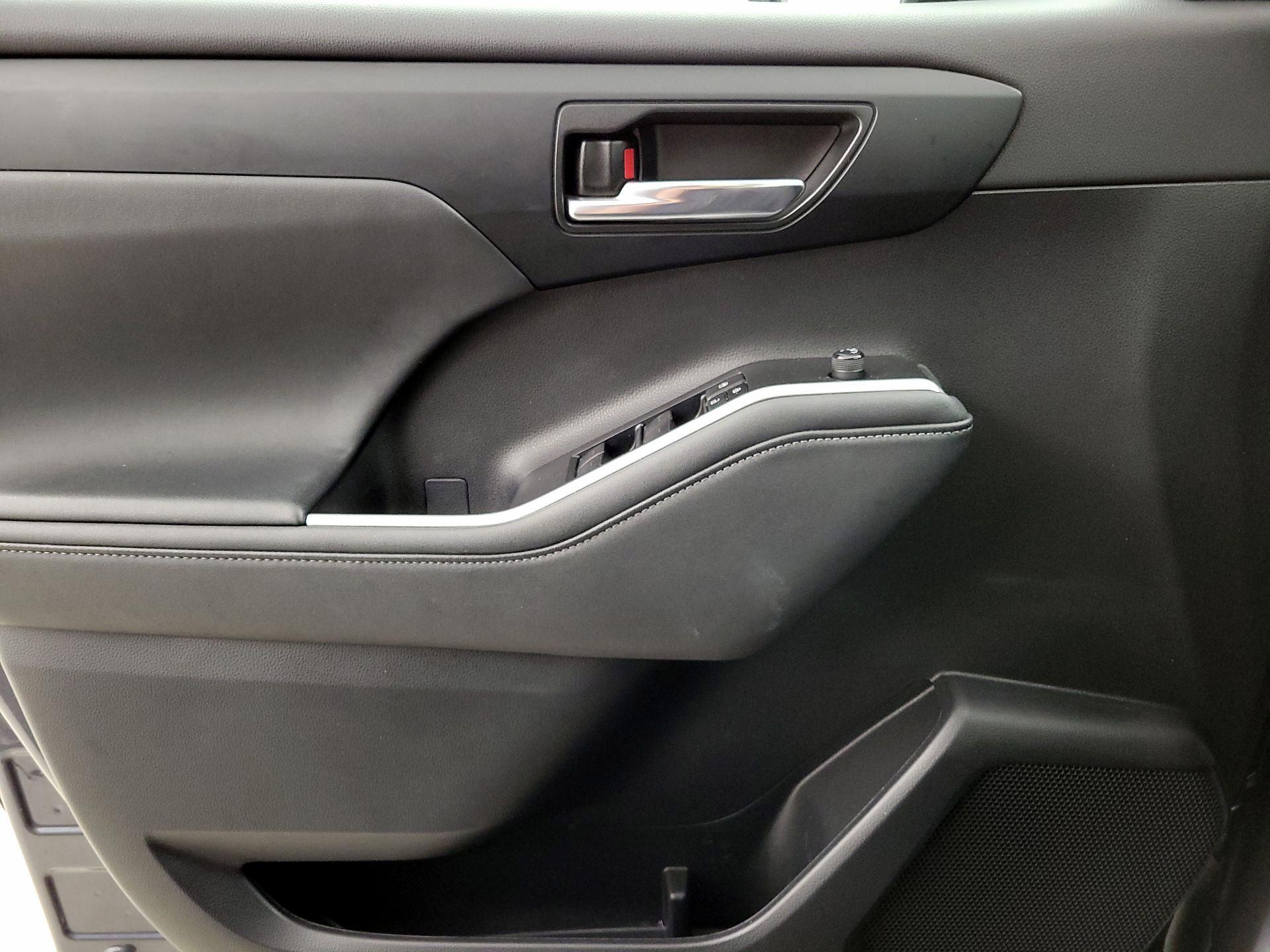 Thumbnail: 2023 Toyota Highlander - 12