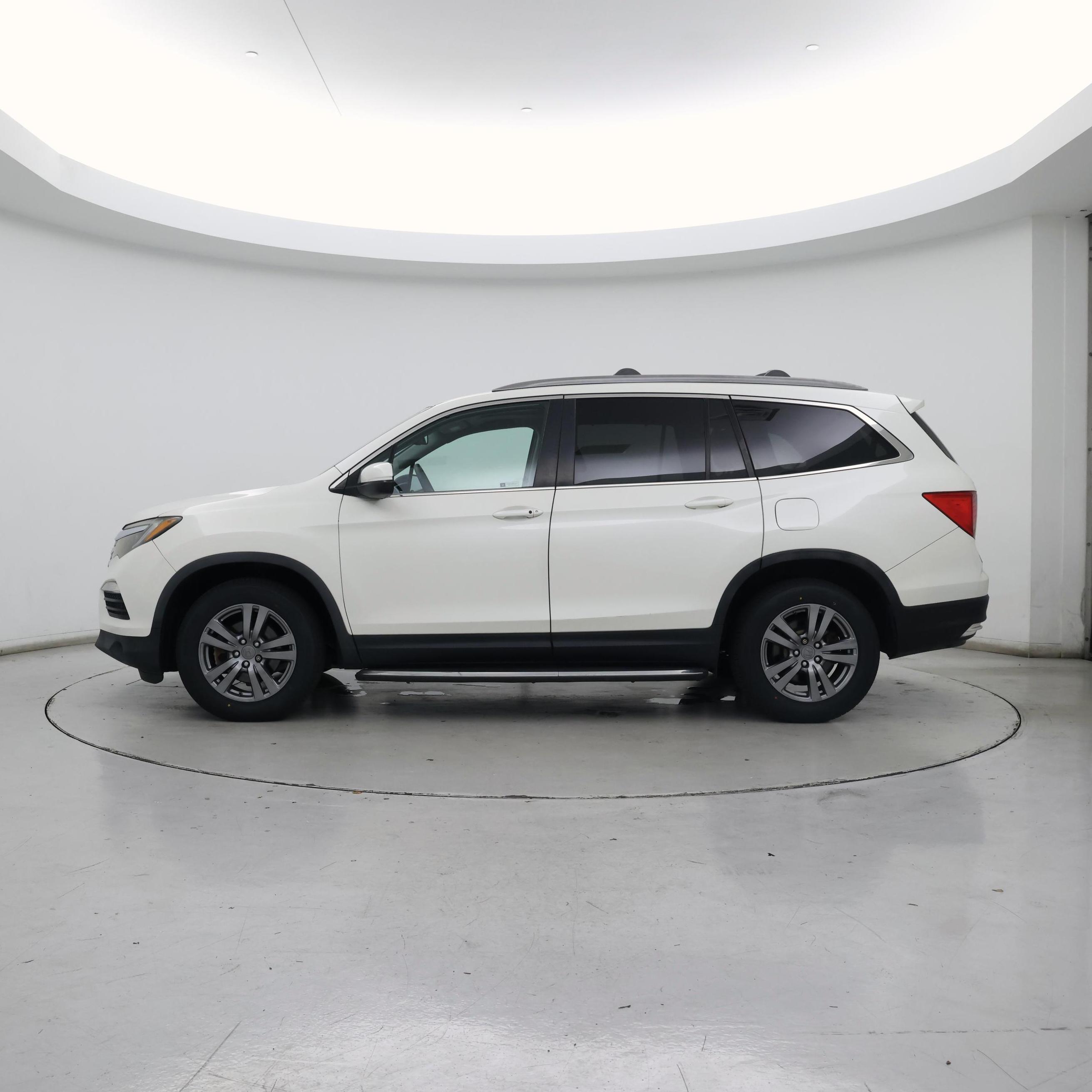 Thumbnail: 2017 Honda Pilot - 3