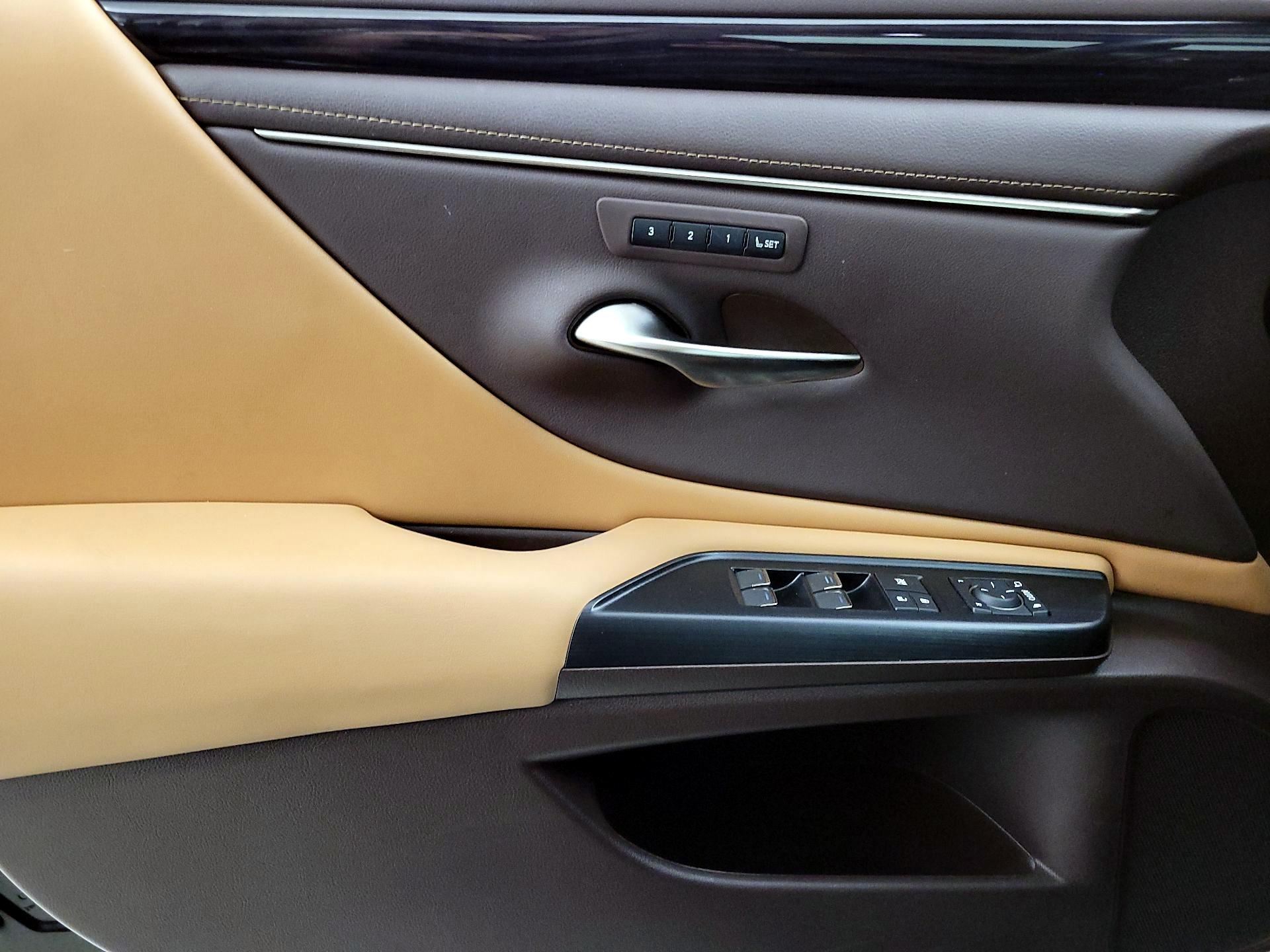 Thumbnail: 2021 Lexus ES - 12