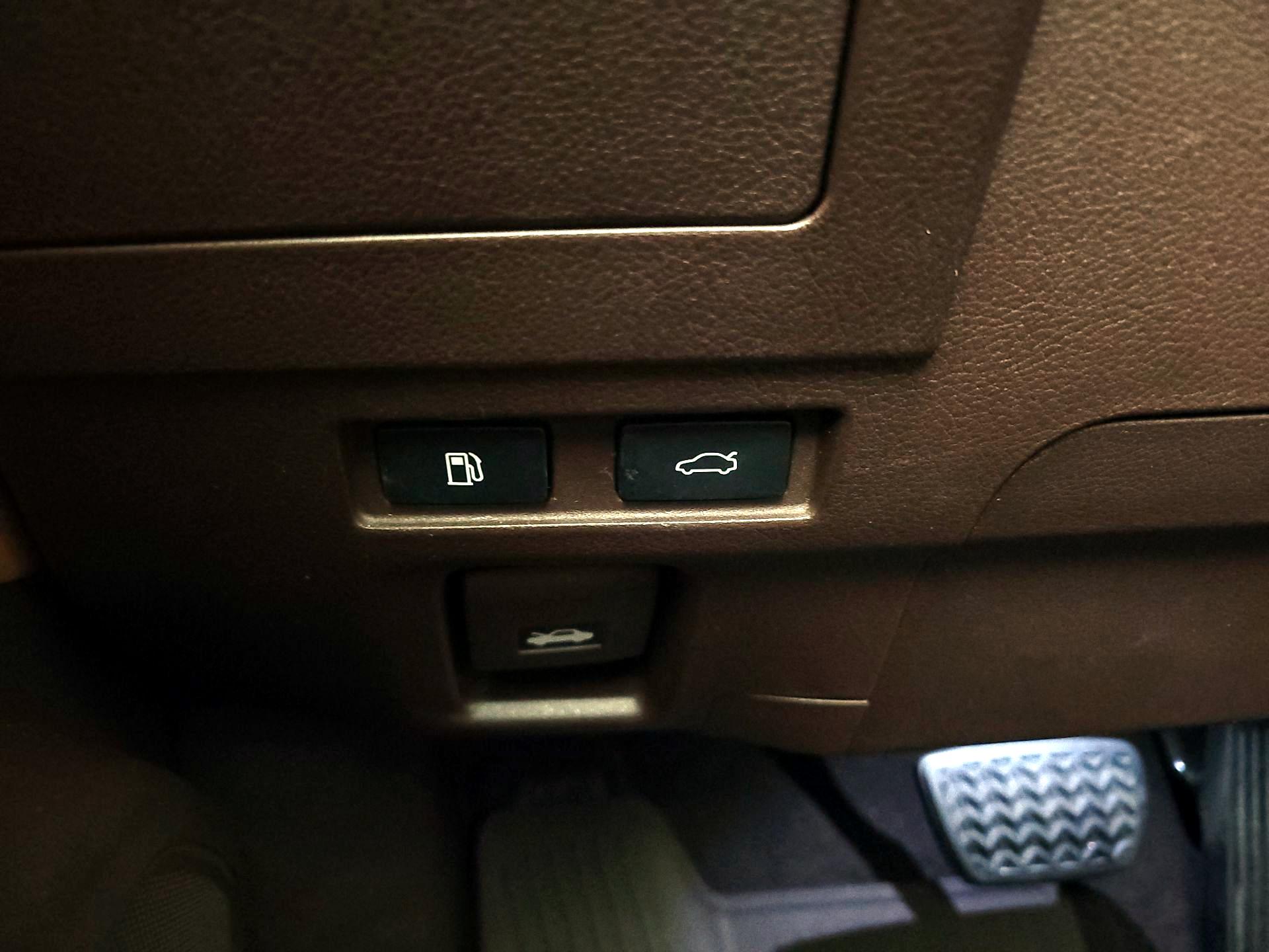 Thumbnail: 2021 Lexus ES - 13