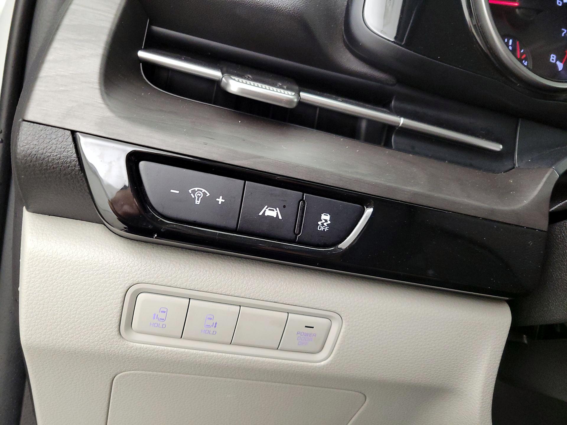 Thumbnail: 2023 Kia Carnival - 13