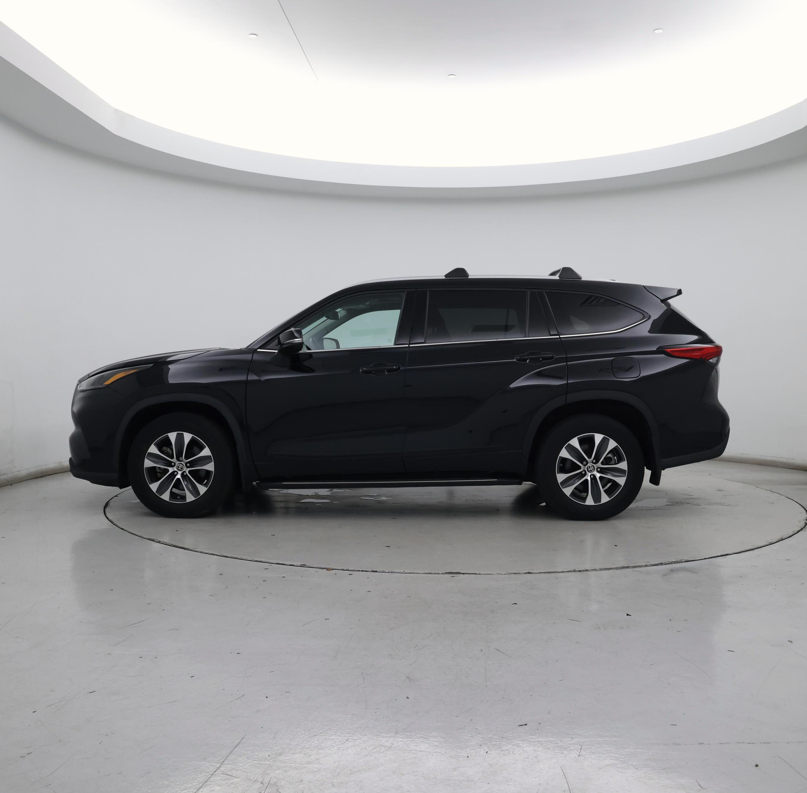 Thumbnail: 2022 Toyota Highlander - 3