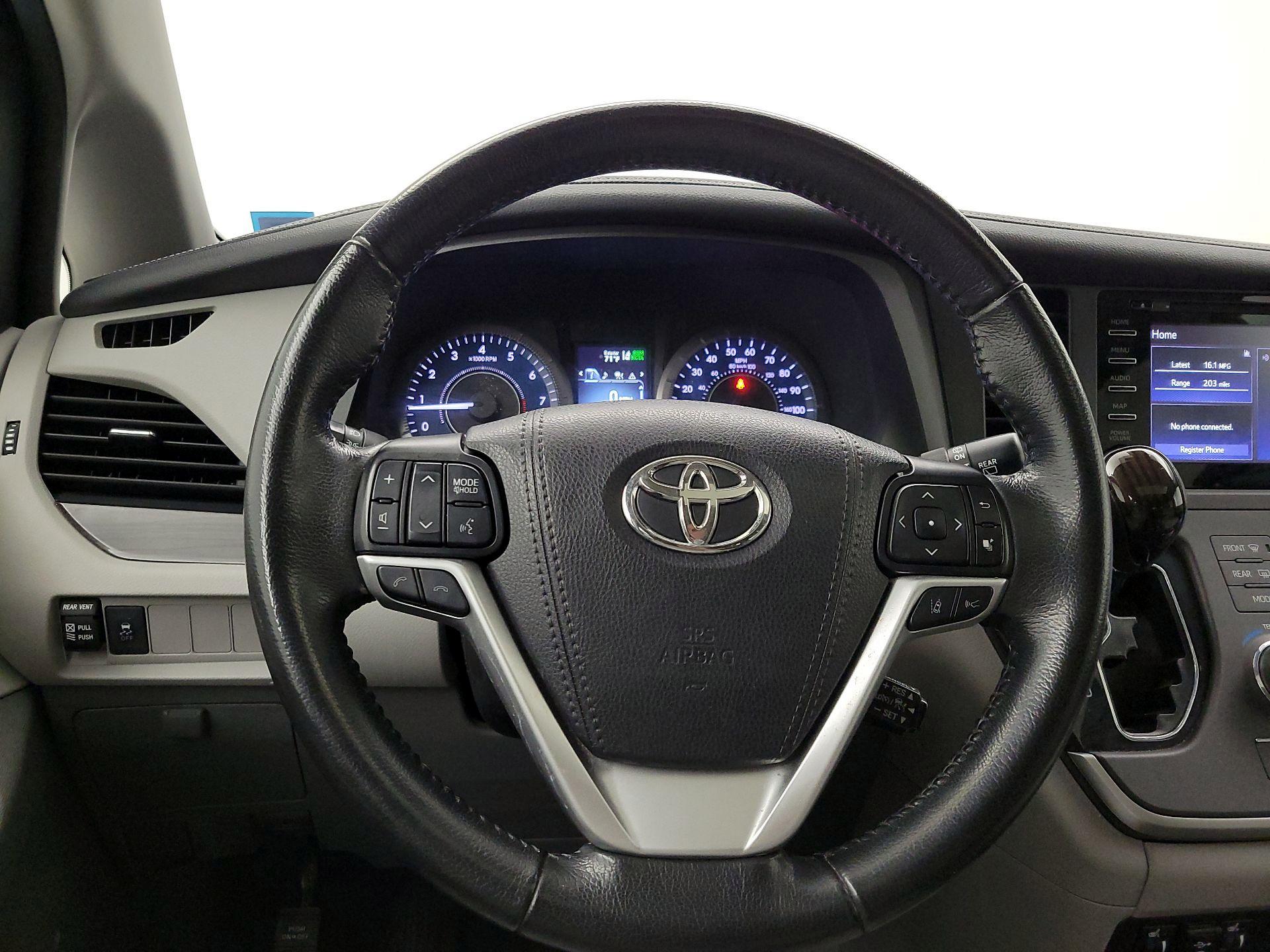 Thumbnail: 2020 Toyota Sienna - 10