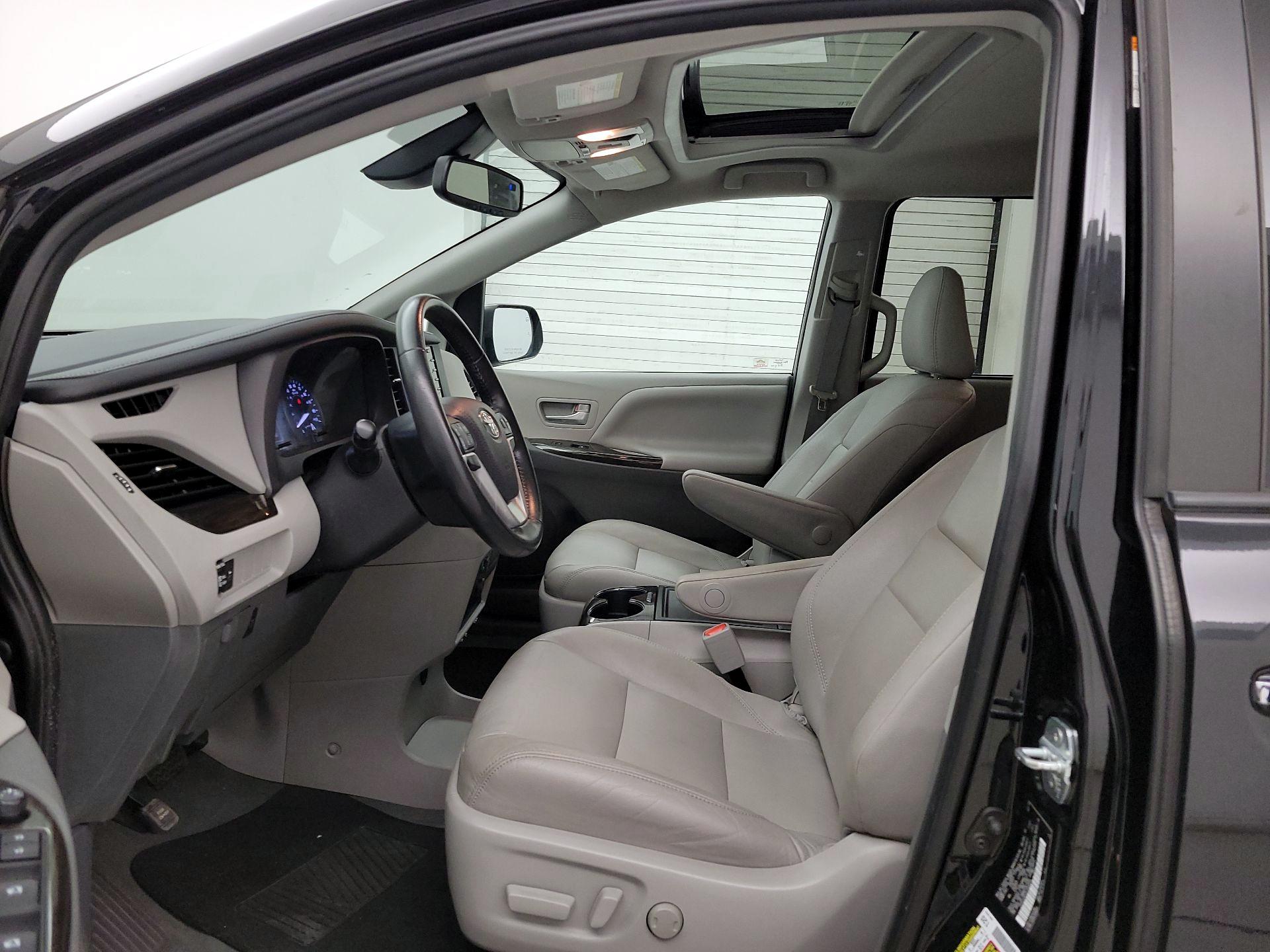 Thumbnail: 2020 Toyota Sienna - 11