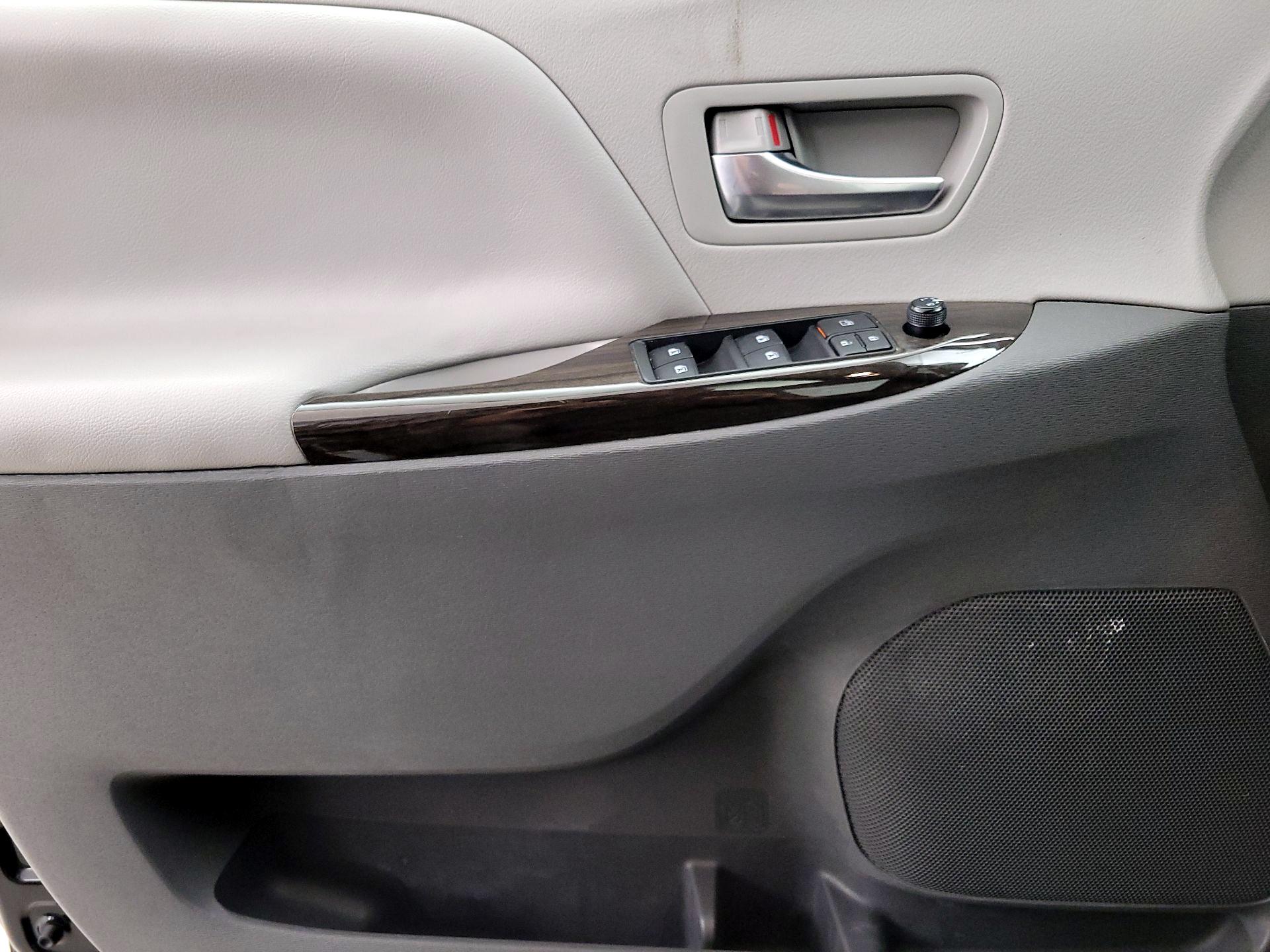 Thumbnail: 2020 Toyota Sienna - 12