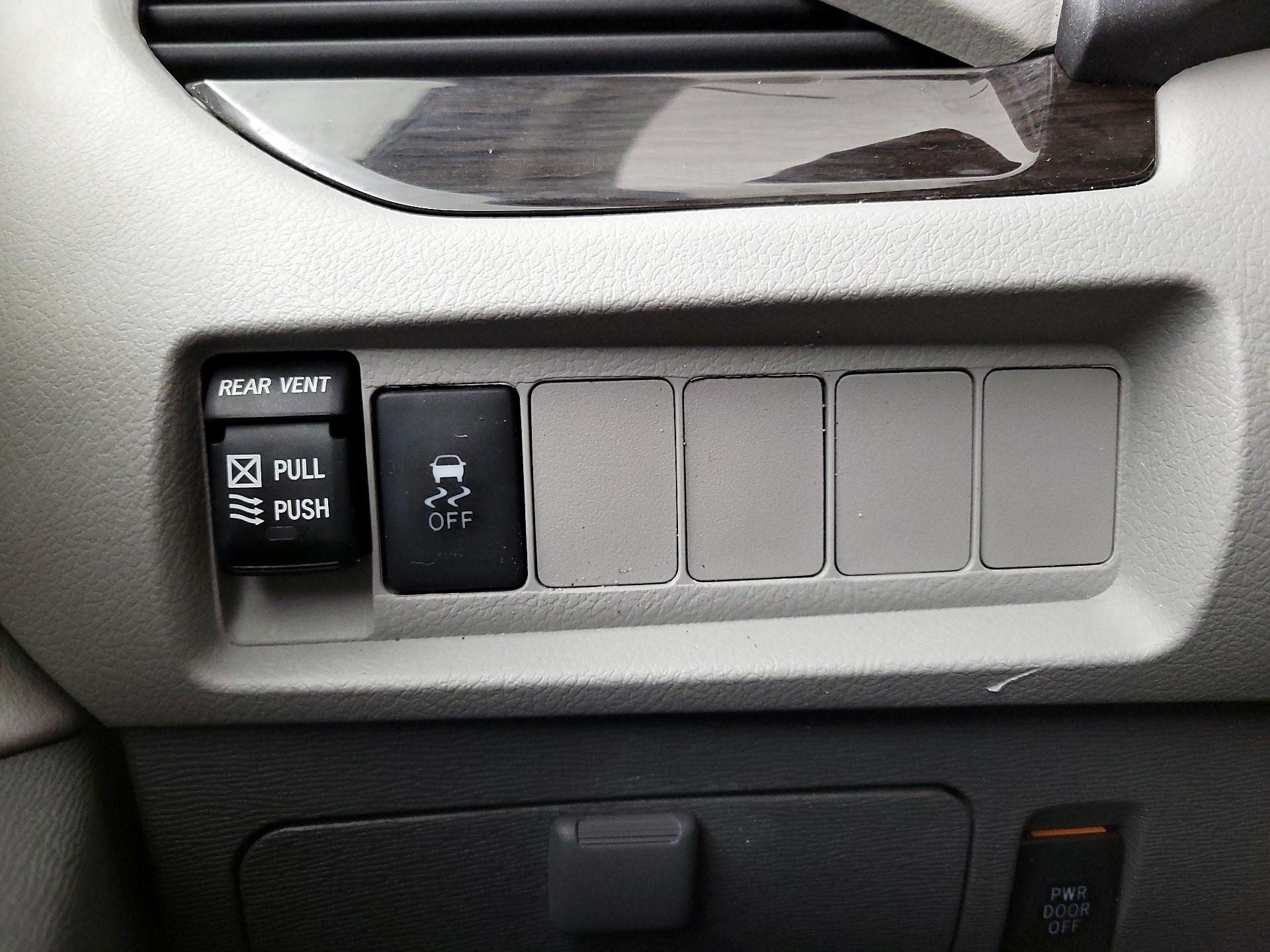Thumbnail: 2020 Toyota Sienna - 13