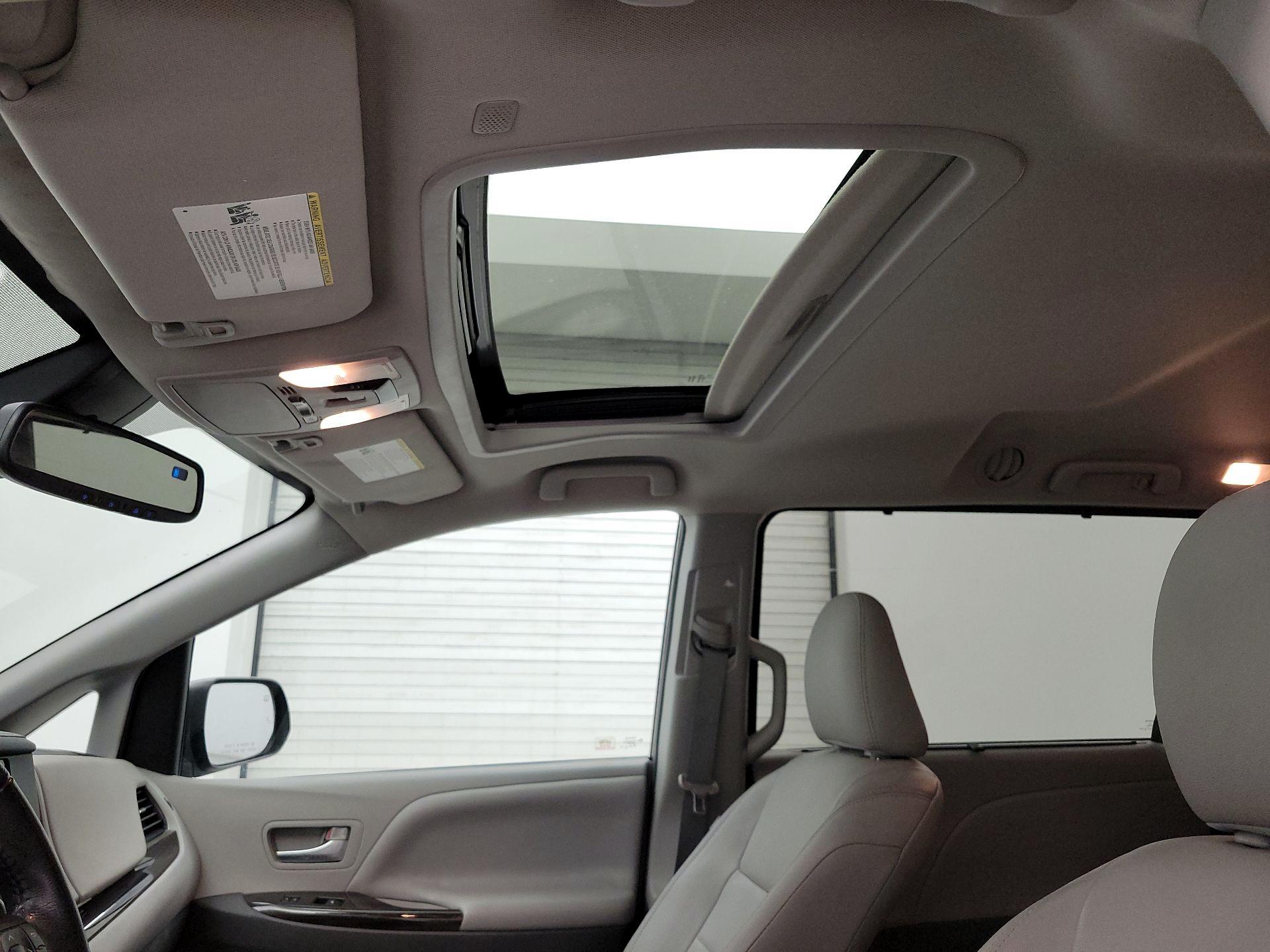 Thumbnail: 2020 Toyota Sienna - 19