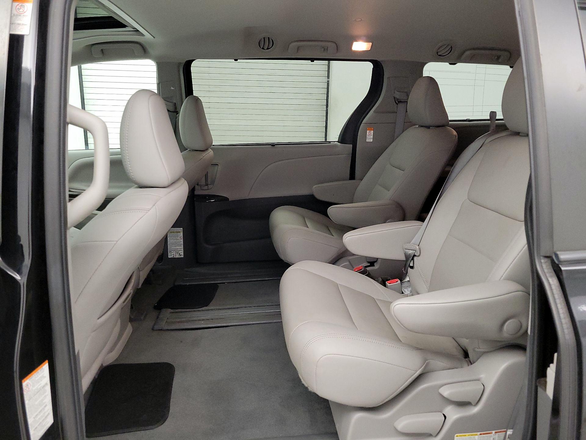 Thumbnail: 2020 Toyota Sienna - 20