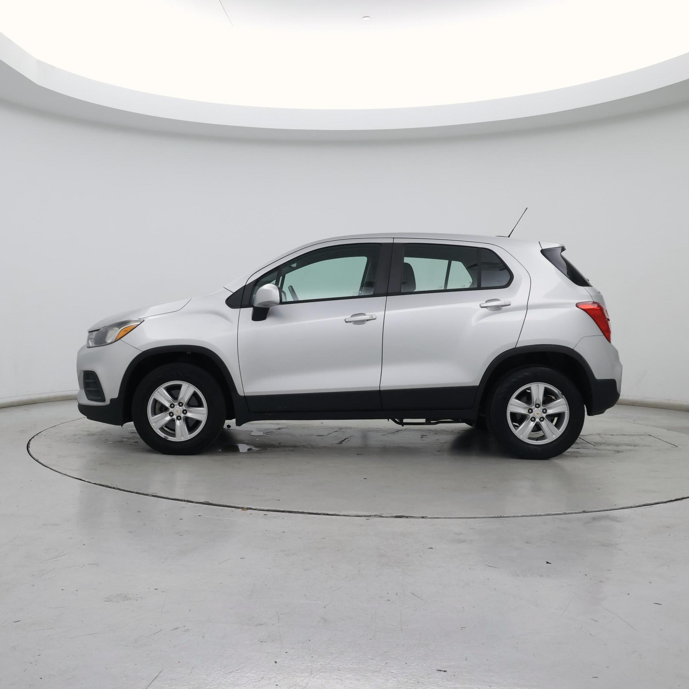 Thumbnail: 2018 Chevrolet Trax - 3