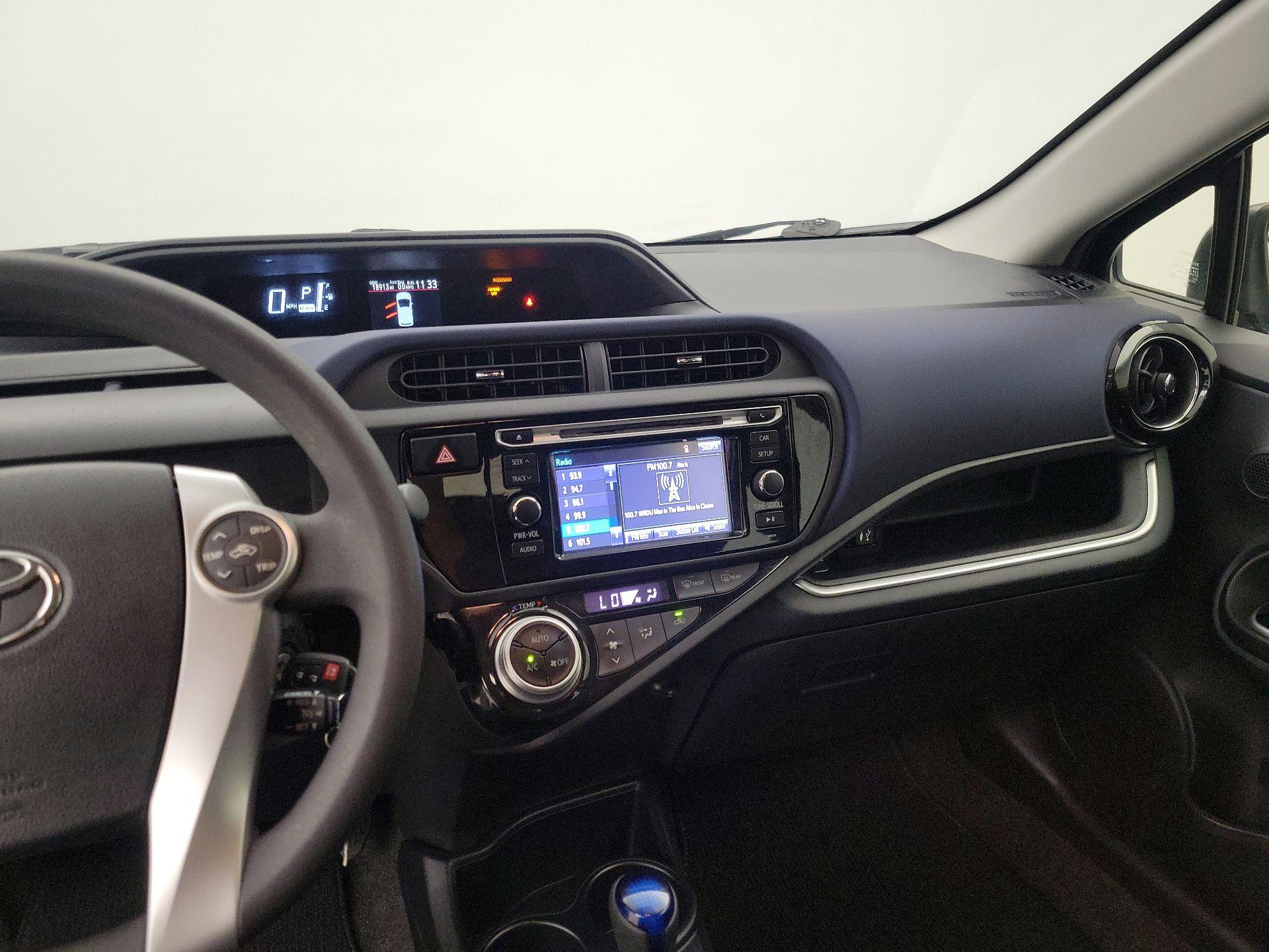 Thumbnail: 2016 Toyota Prius c - 9