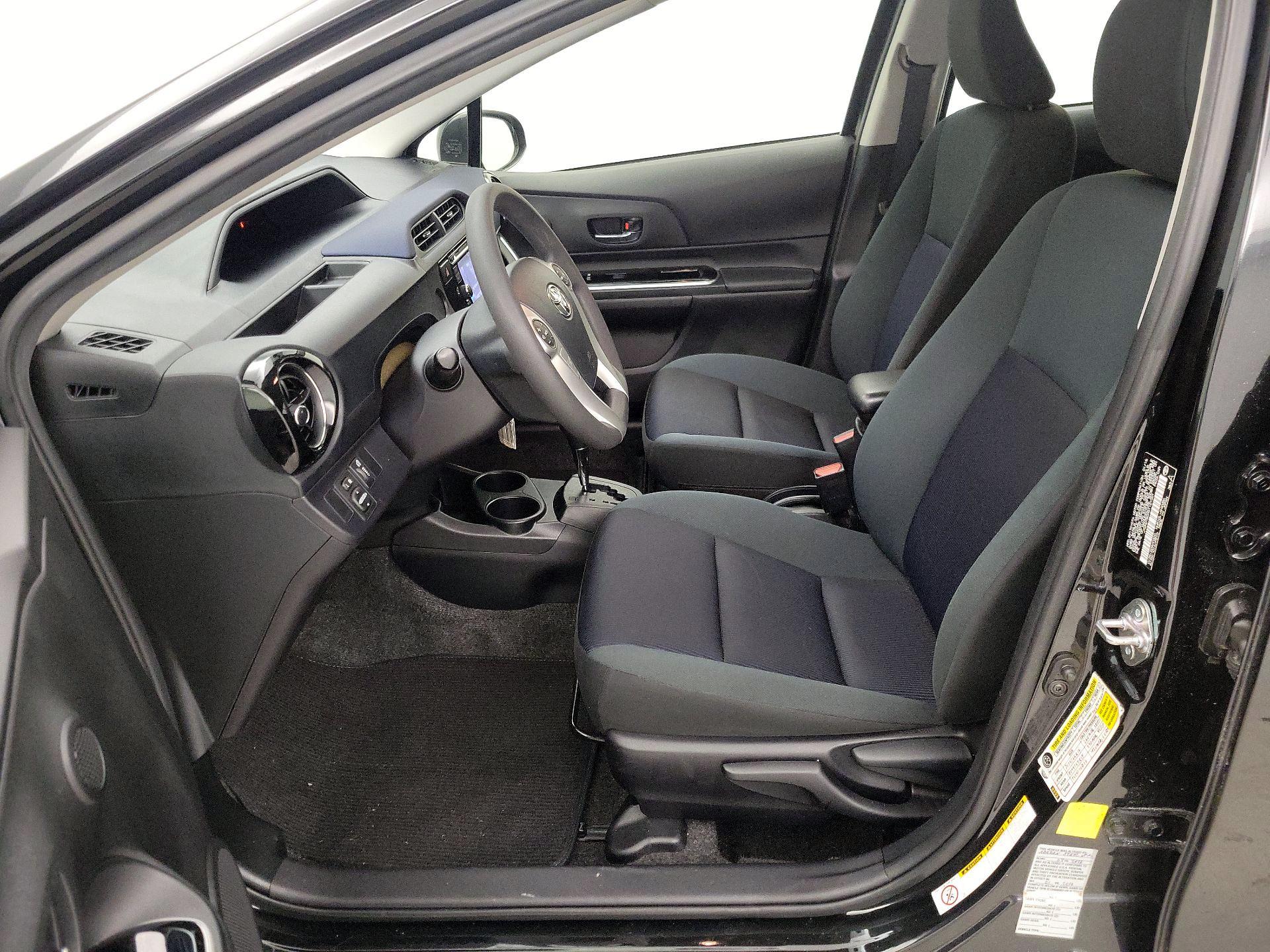 Thumbnail: 2016 Toyota Prius c - 11