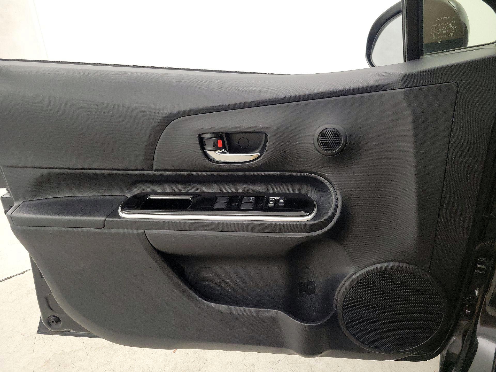 Thumbnail: 2016 Toyota Prius c - 12