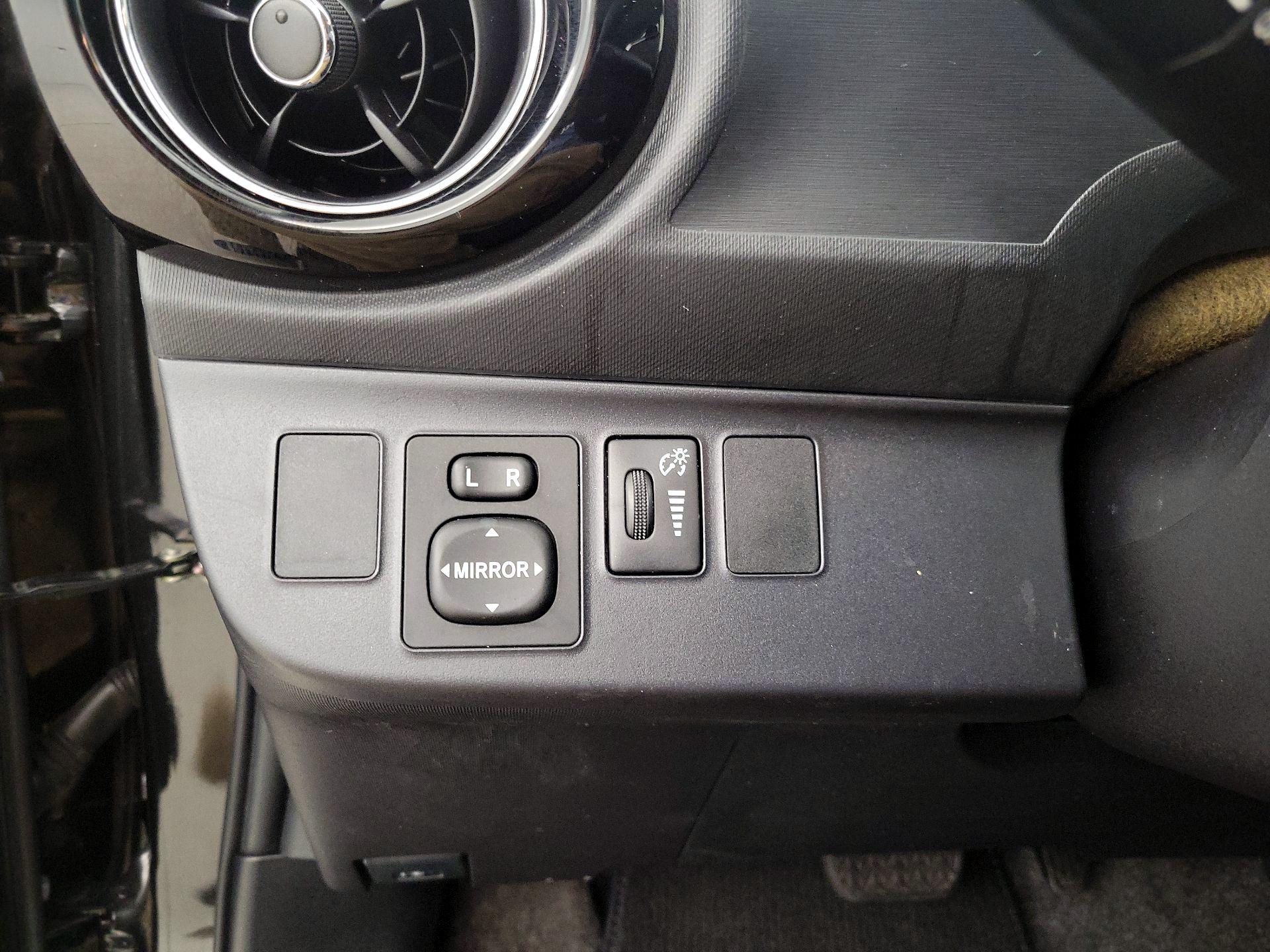 Thumbnail: 2016 Toyota Prius c - 13