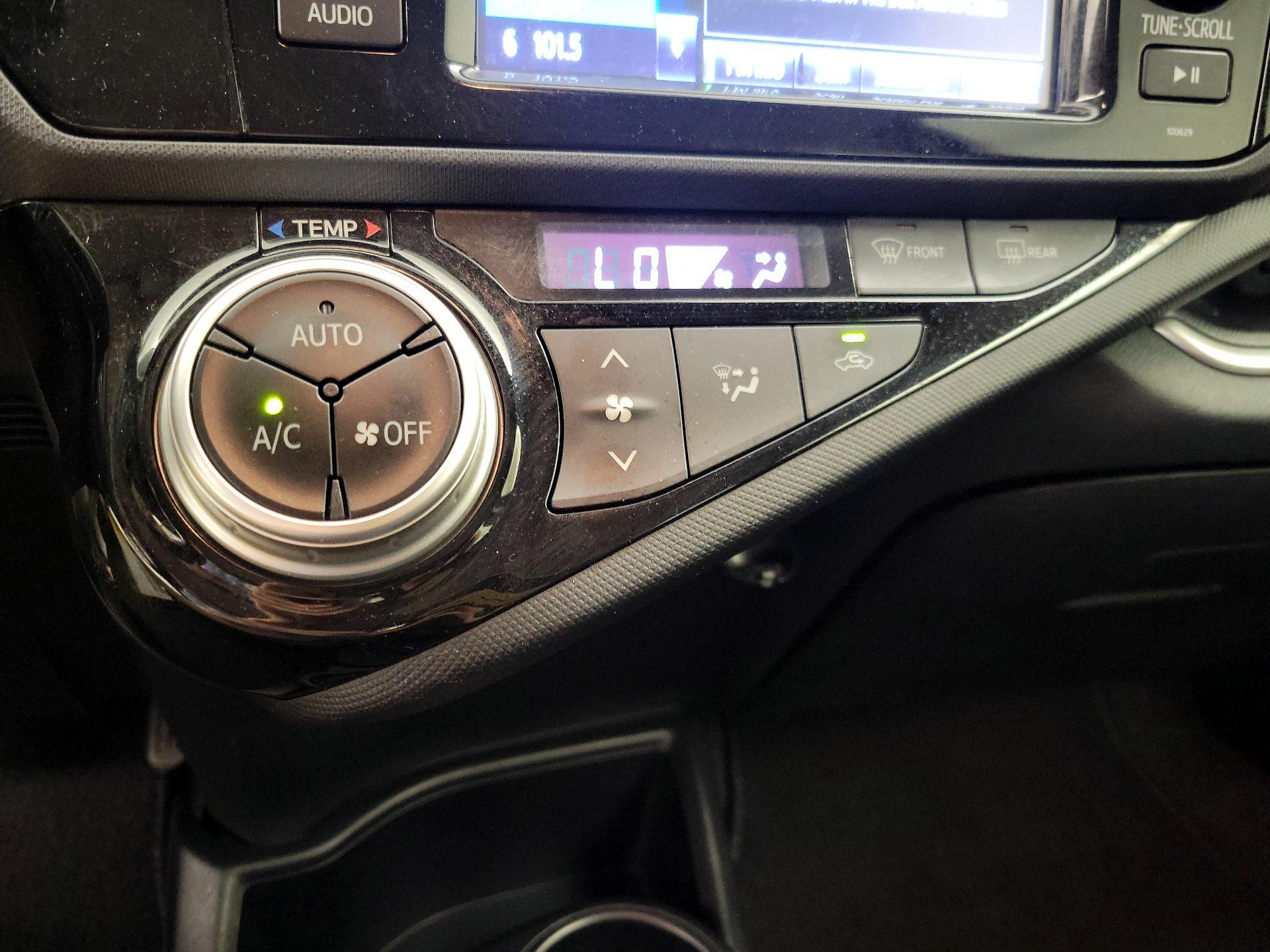 Thumbnail: 2016 Toyota Prius c - 15