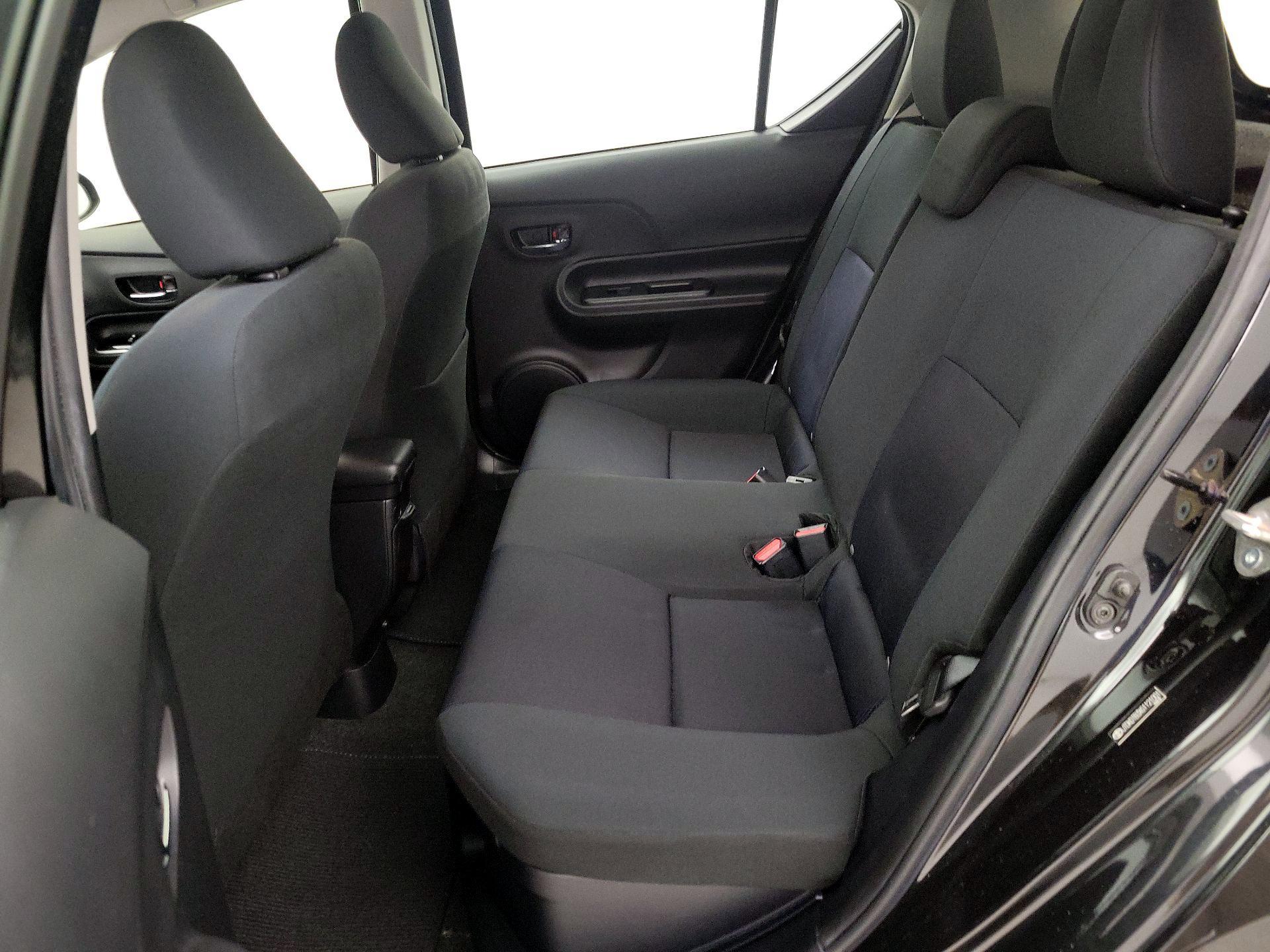 Thumbnail: 2016 Toyota Prius c - 18