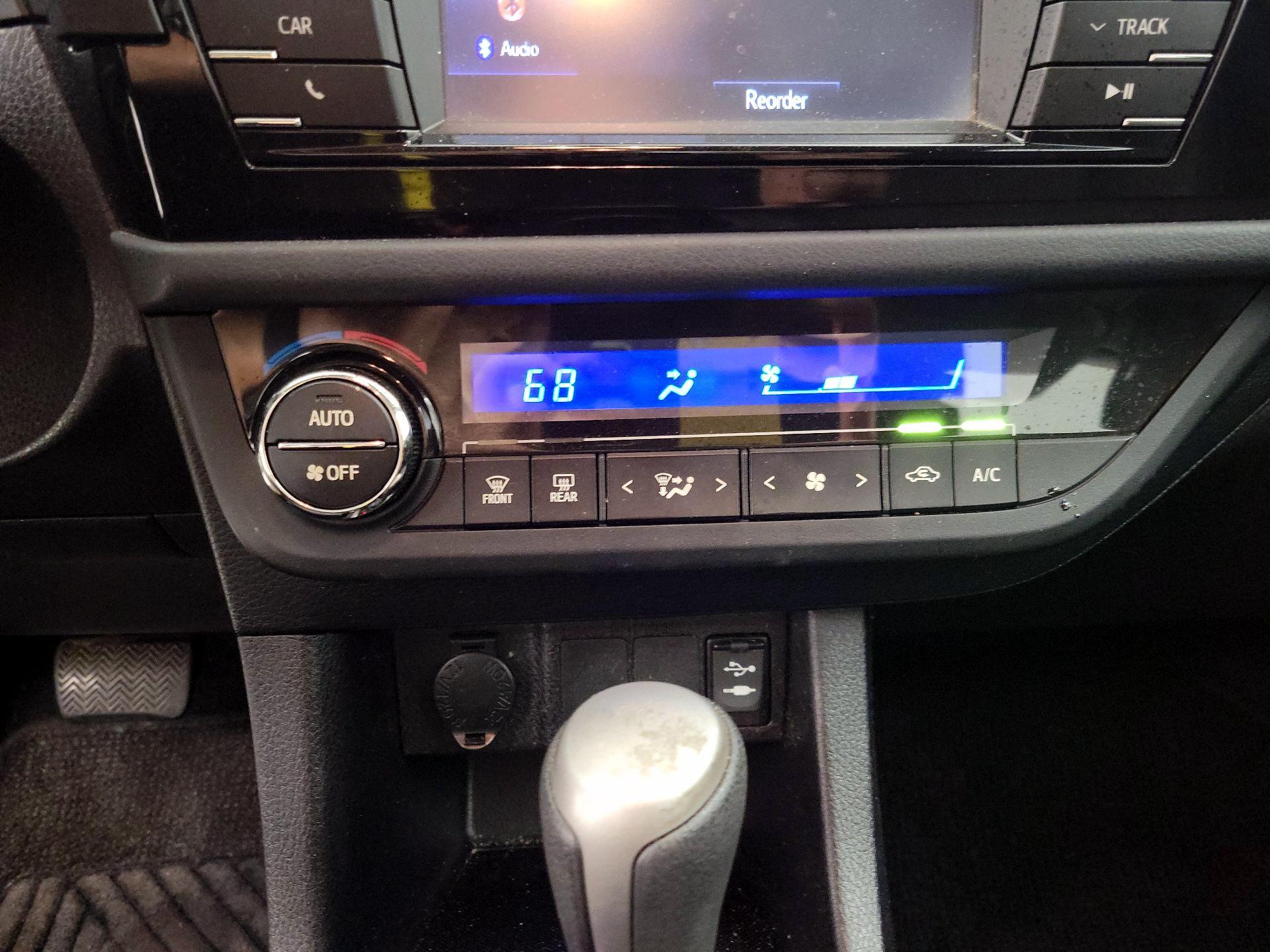 Thumbnail: 2015 Toyota Corolla - 16