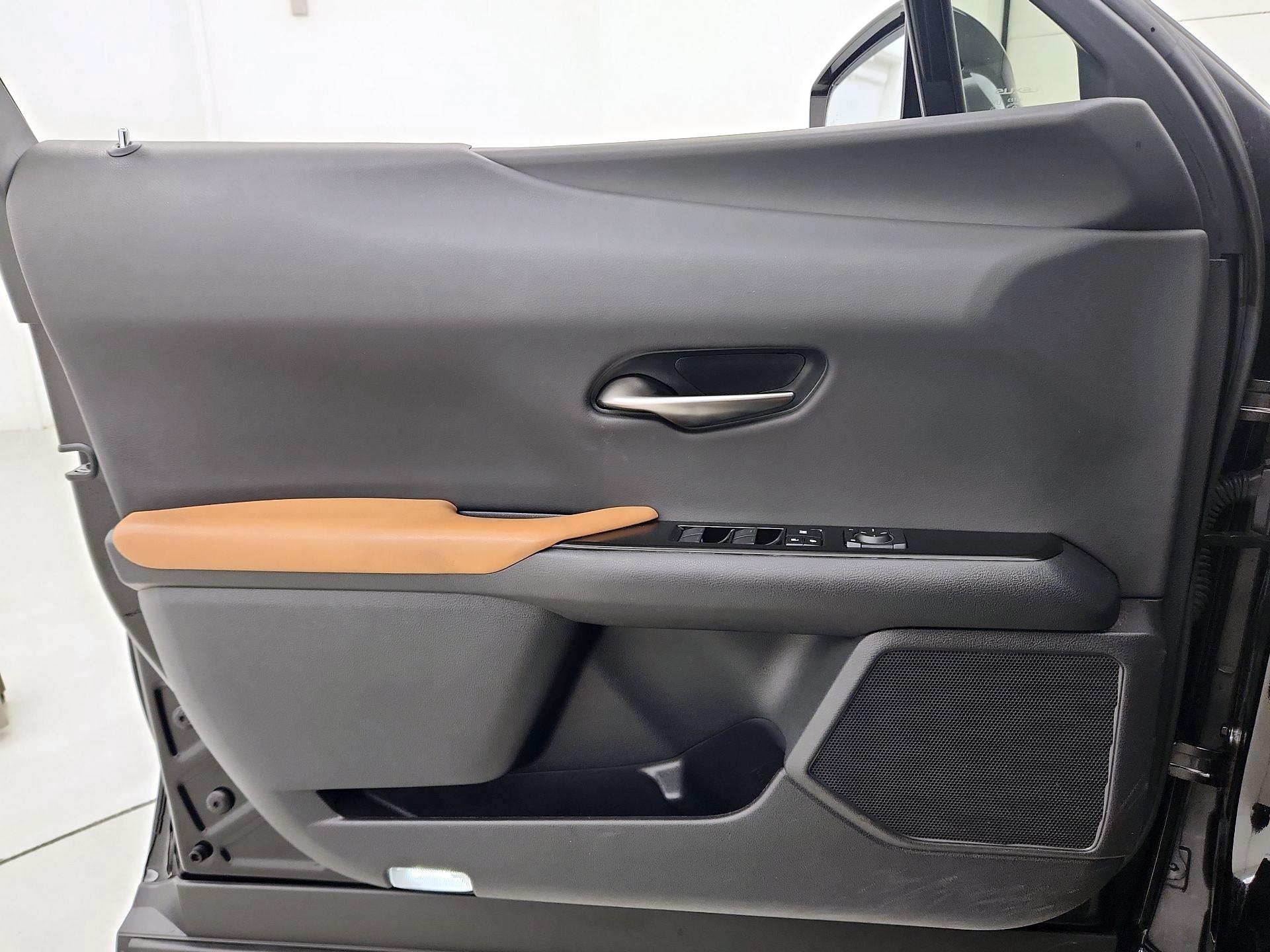Thumbnail: 2021 Lexus UX - 12