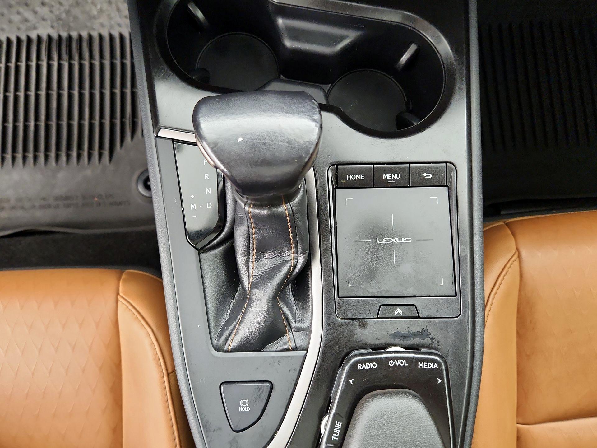 Thumbnail: 2021 Lexus UX - 17