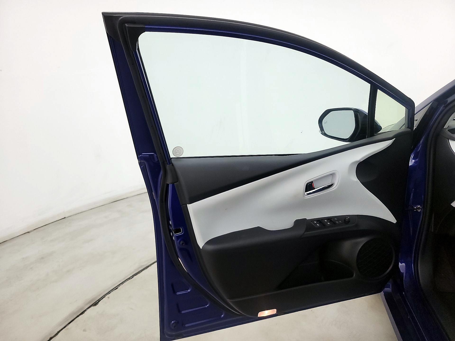 Thumbnail: 2016 Toyota Prius - 12