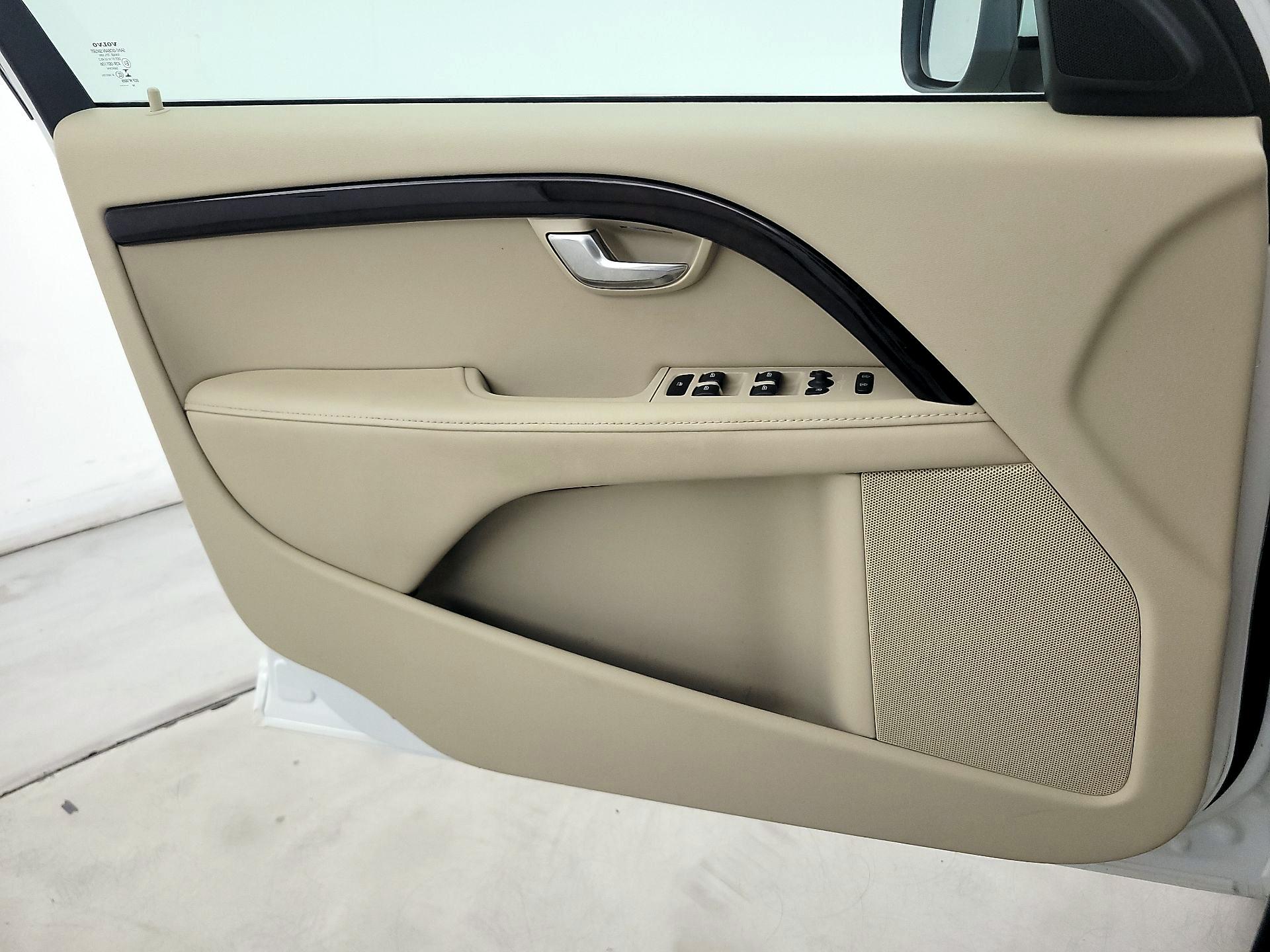 Thumbnail: 2015 Volvo XC70 - 12