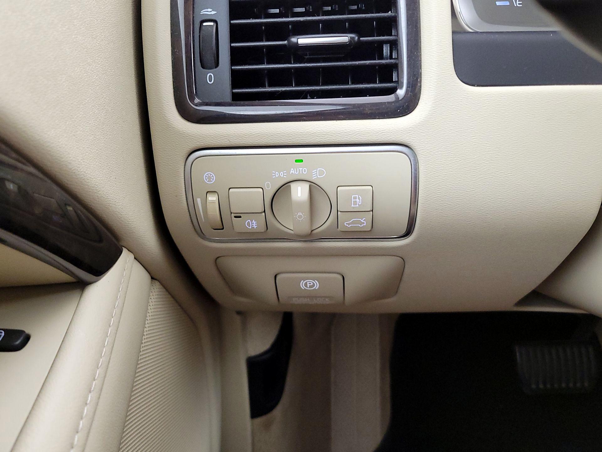 Thumbnail: 2015 Volvo XC70 - 13