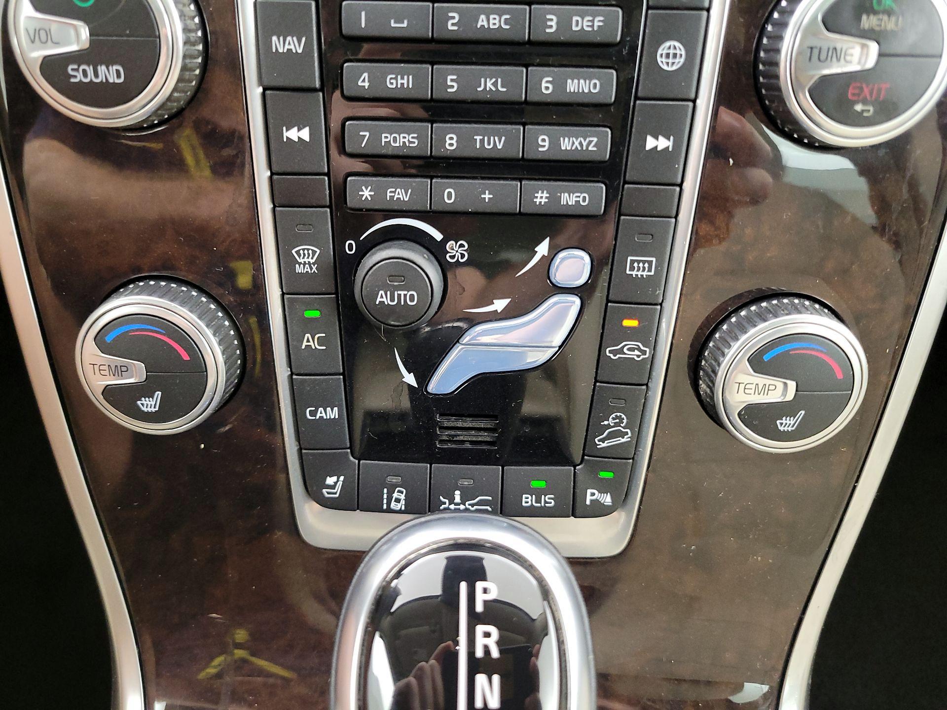 Thumbnail: 2015 Volvo XC70 - 17