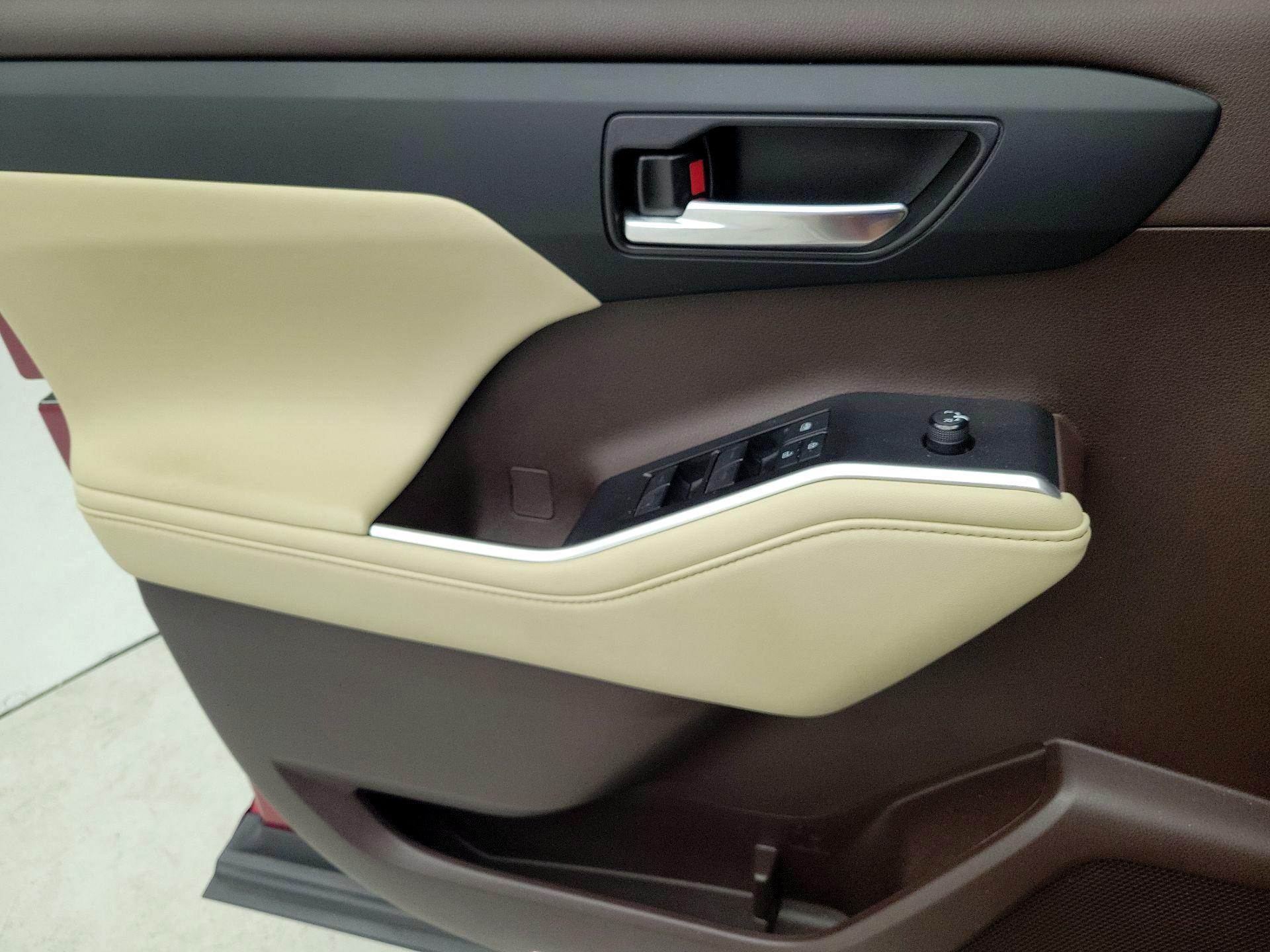 Thumbnail: 2021 Toyota Highlander - 12