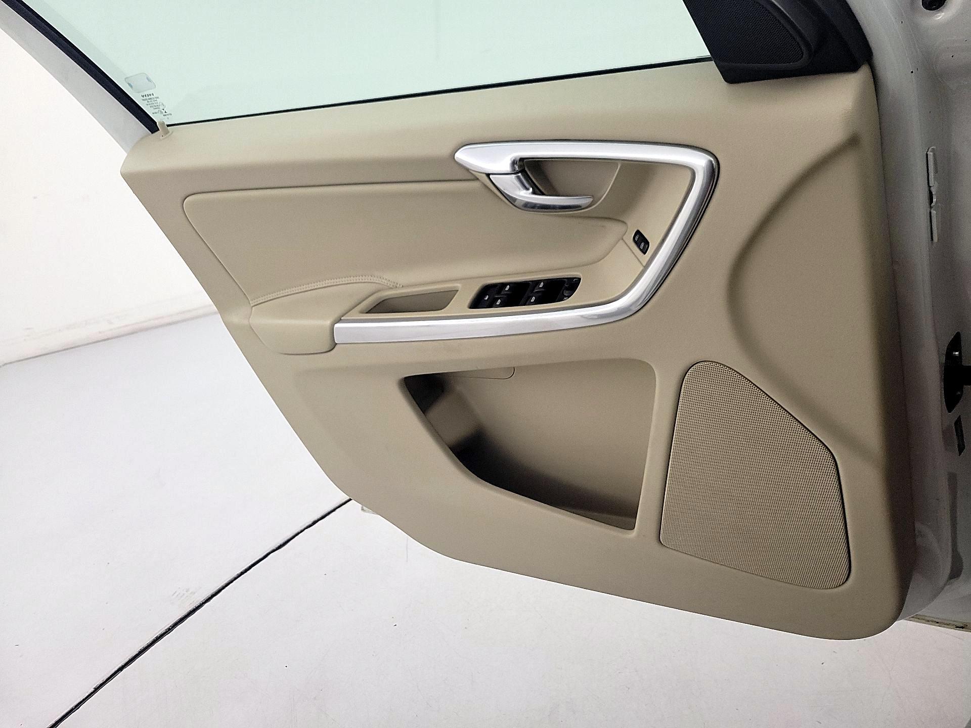 Thumbnail: 2016 Volvo XC60 - 12