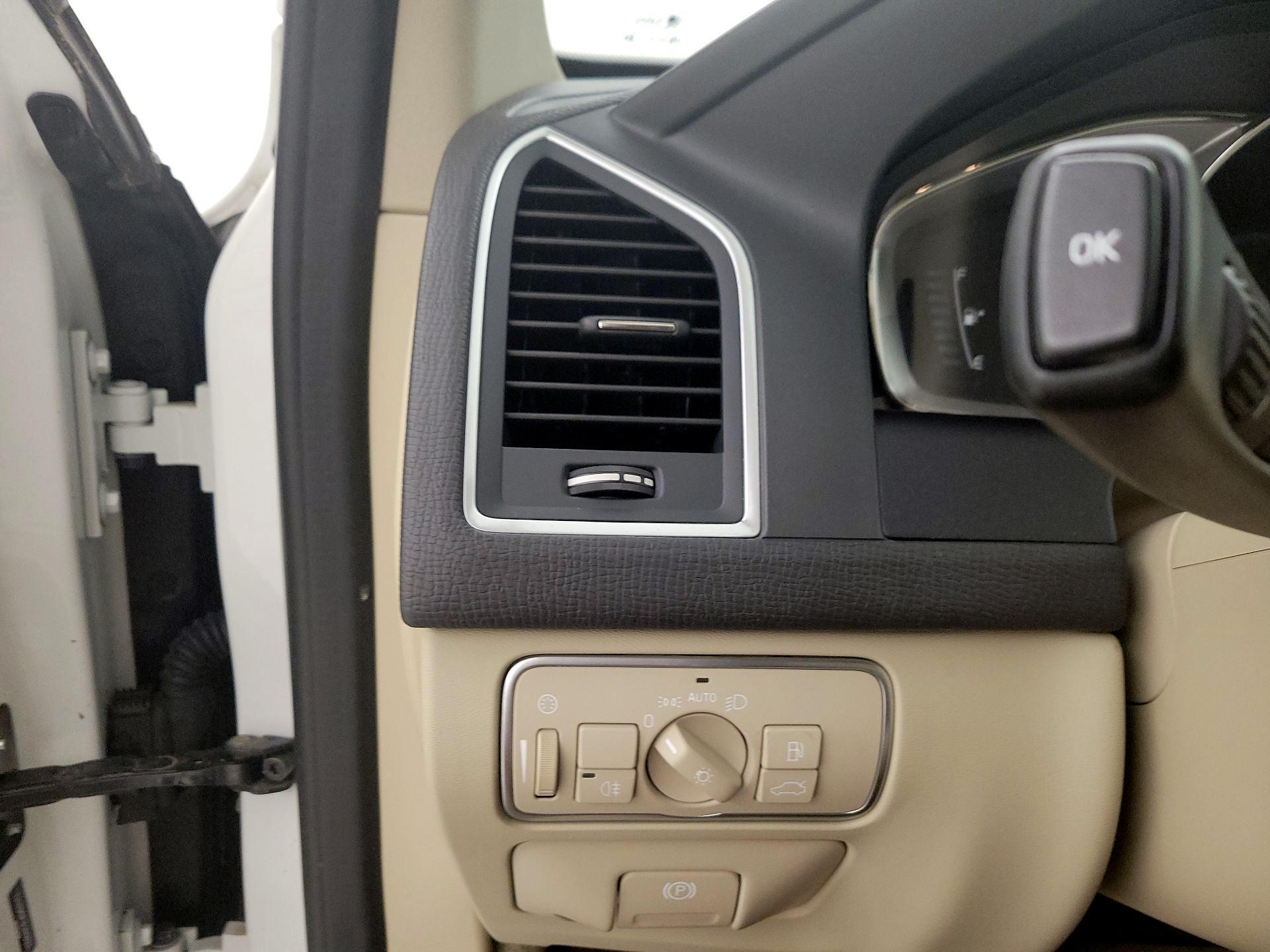 Thumbnail: 2016 Volvo XC60 - 13