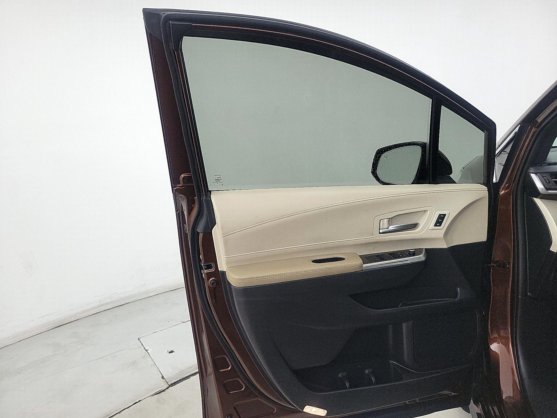 Thumbnail: 2023 Toyota Sienna - 12