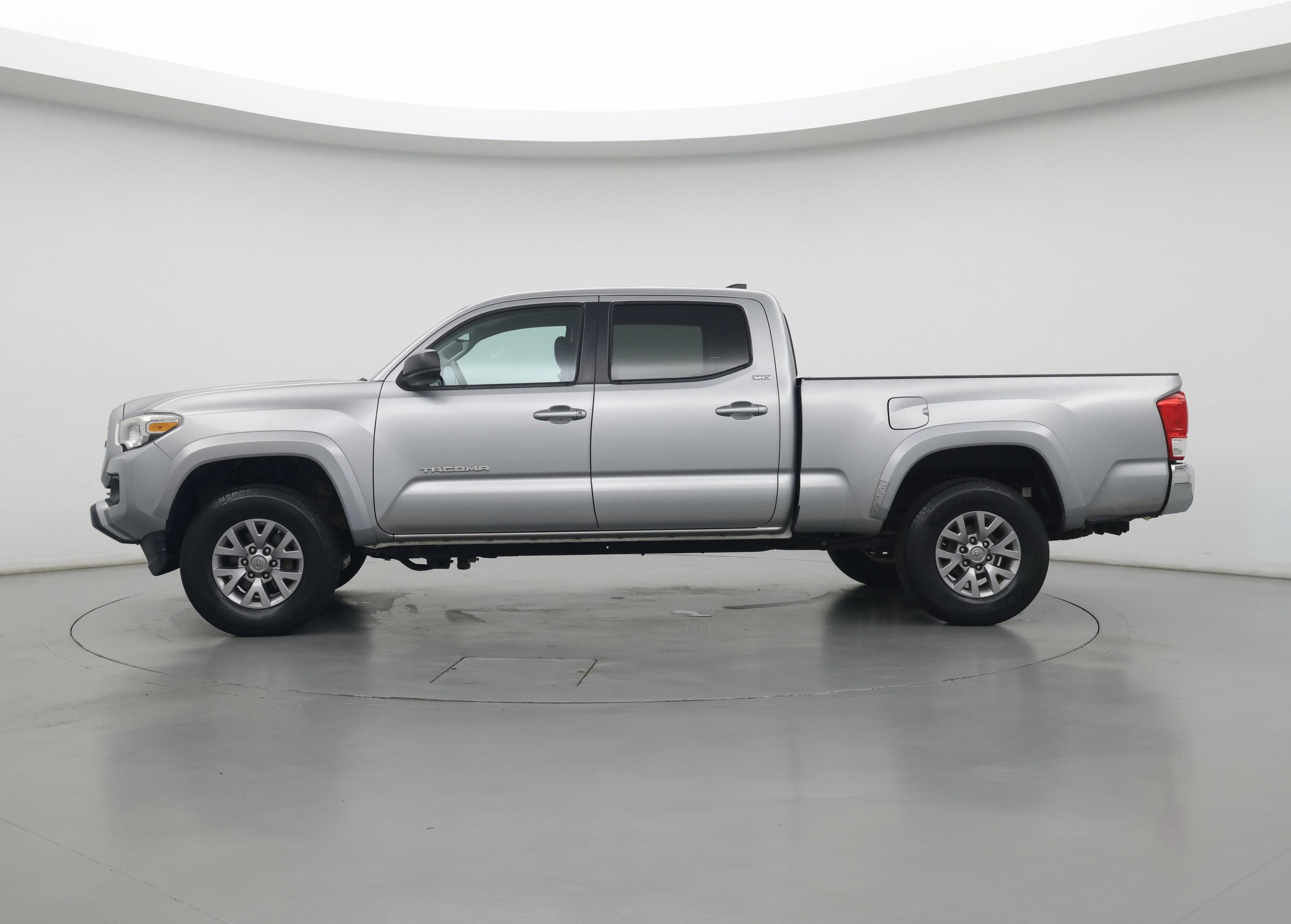 Thumbnail: 2017 Toyota Tacoma - 3