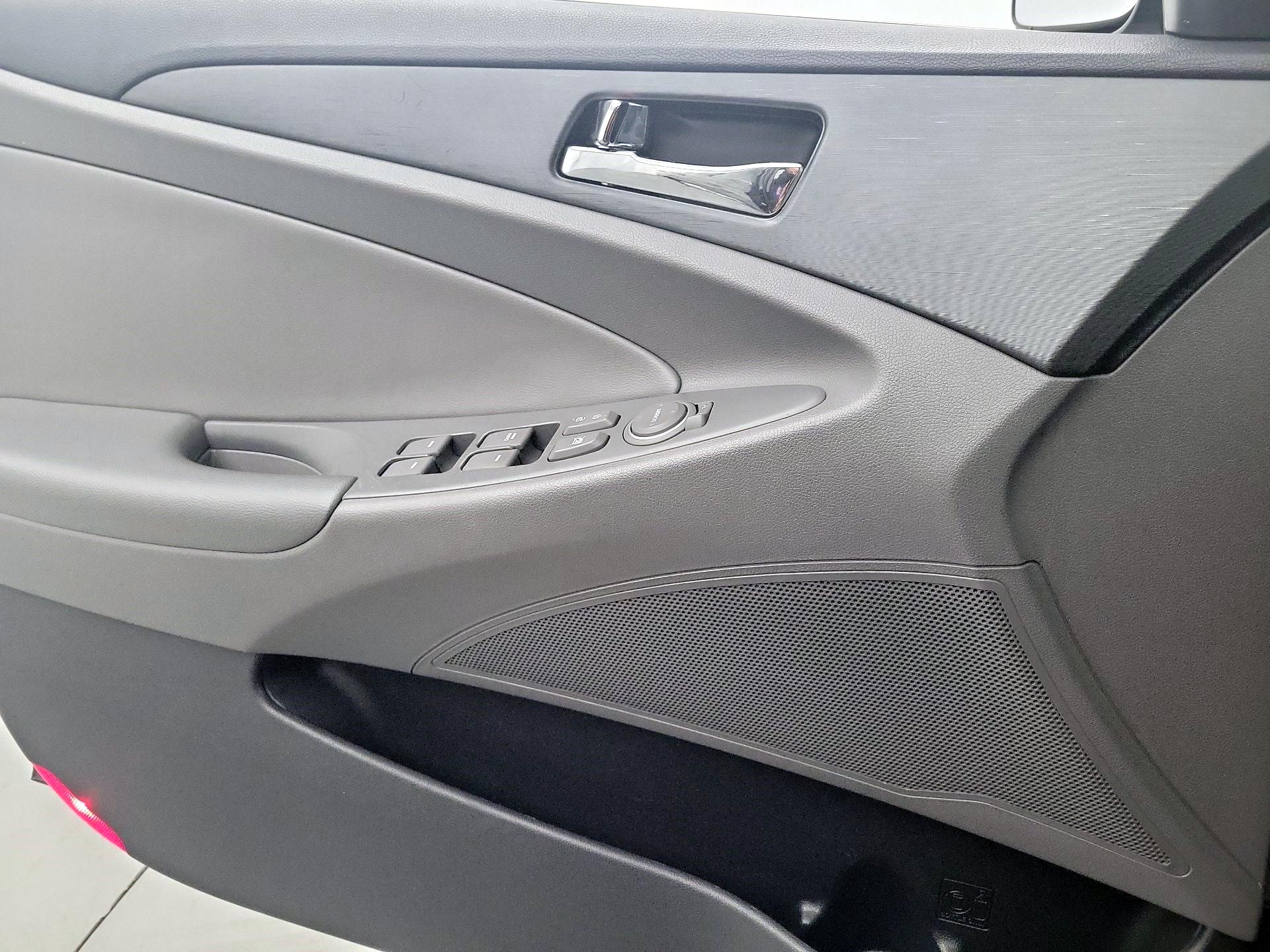 Thumbnail: 2013 Hyundai Sonata - 10