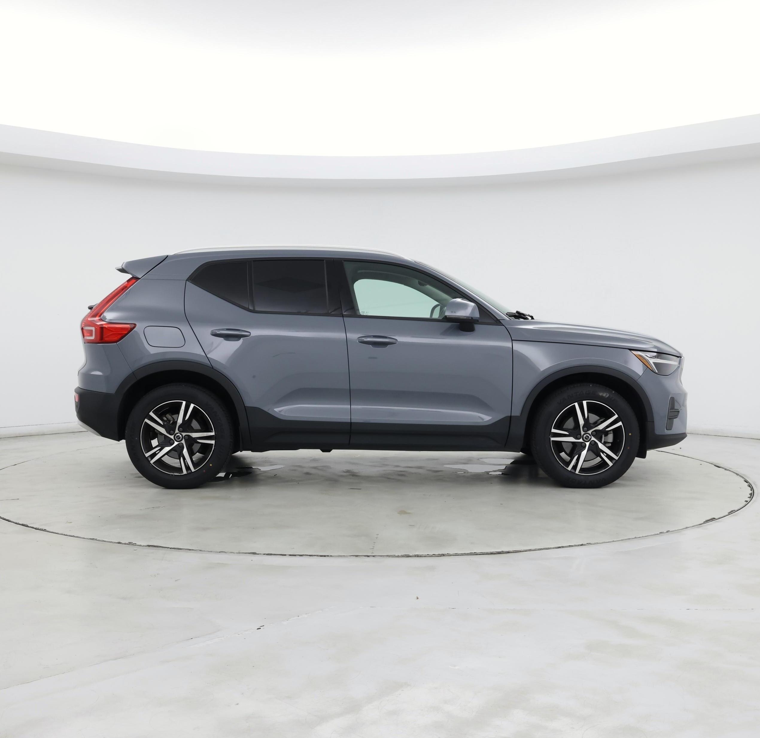 Thumbnail: 2023 Volvo XC40 - 7