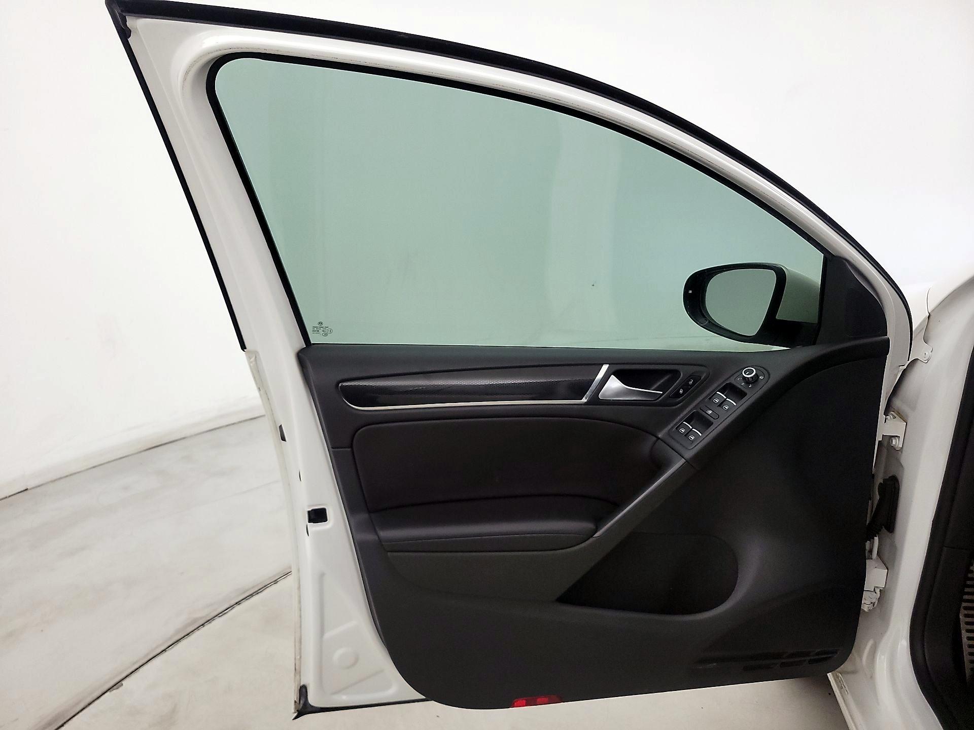 Thumbnail: 2013 Volkswagen Golf - 12