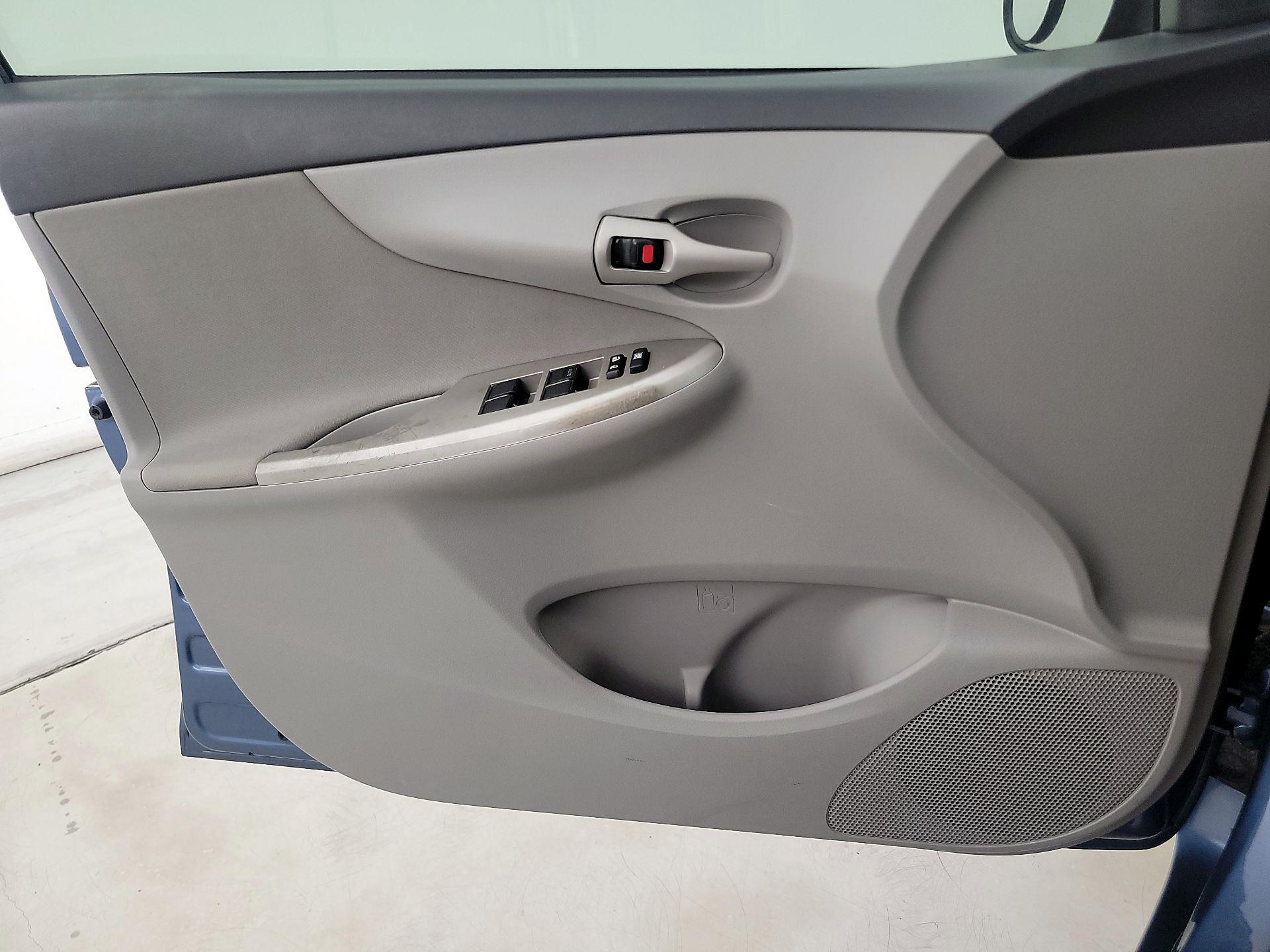 Thumbnail: 2013 Toyota Corolla - 12