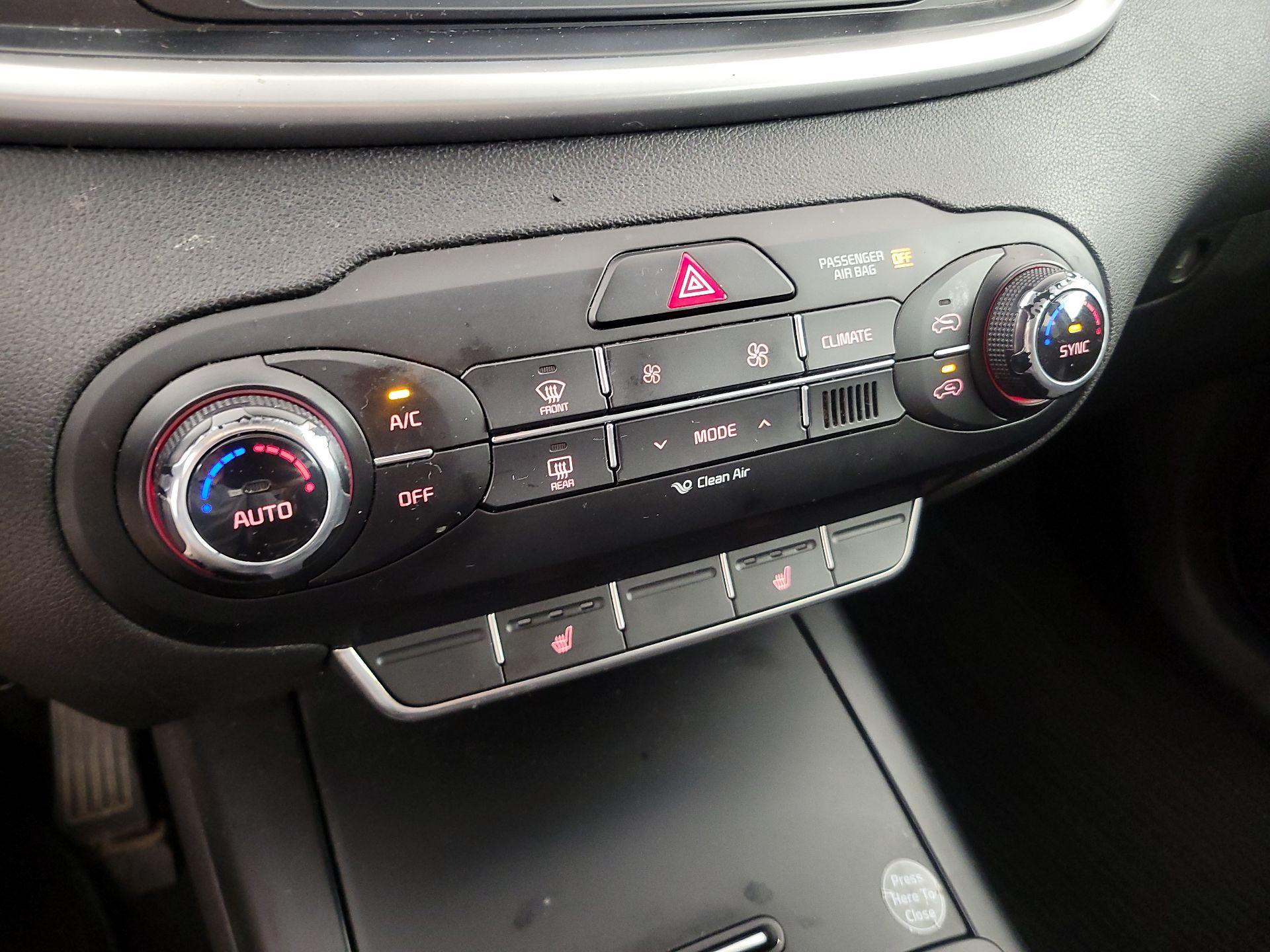 Thumbnail: 2017 Kia Sorento - 16