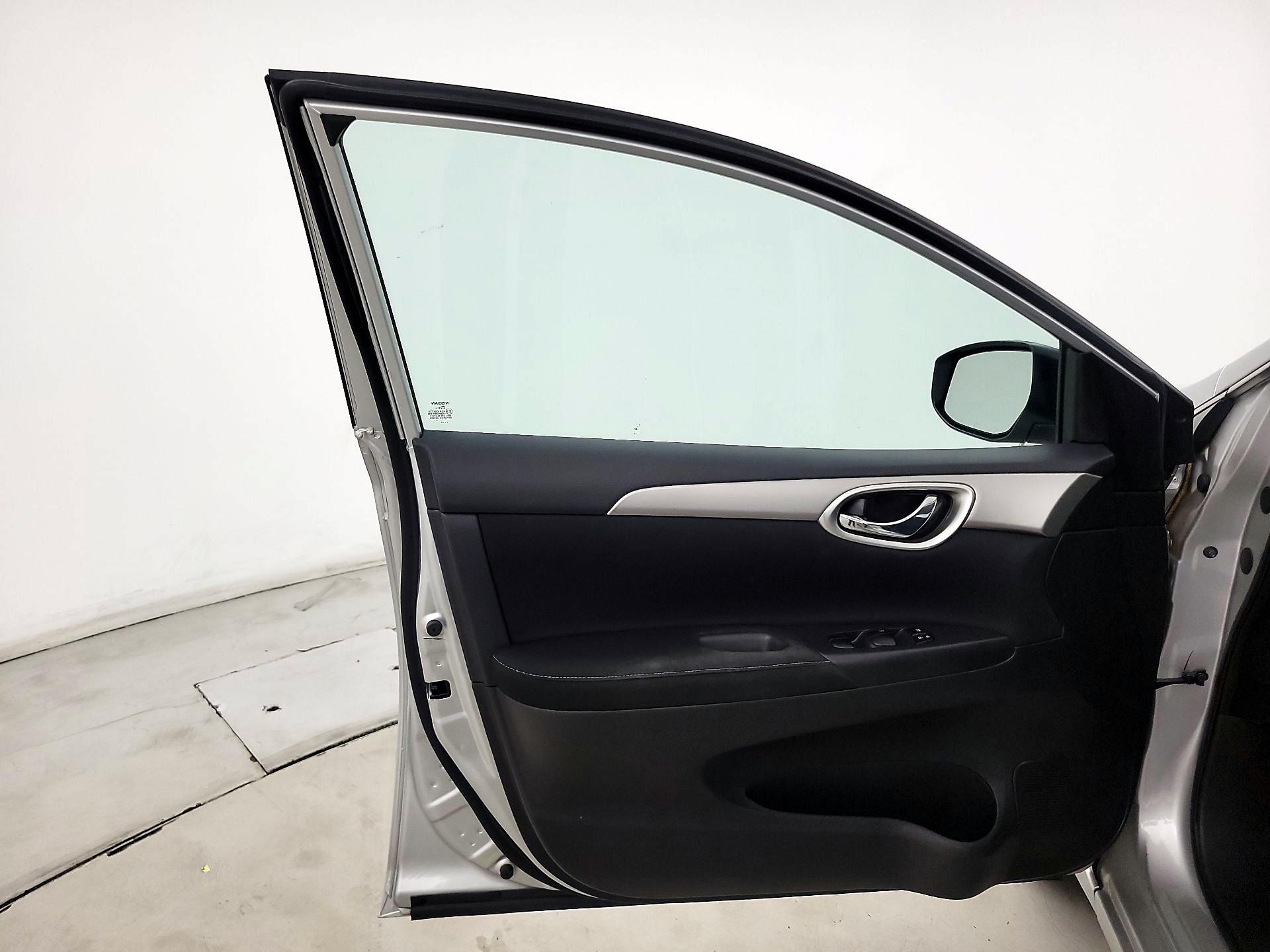 Thumbnail: 2015 Nissan Sentra - 12