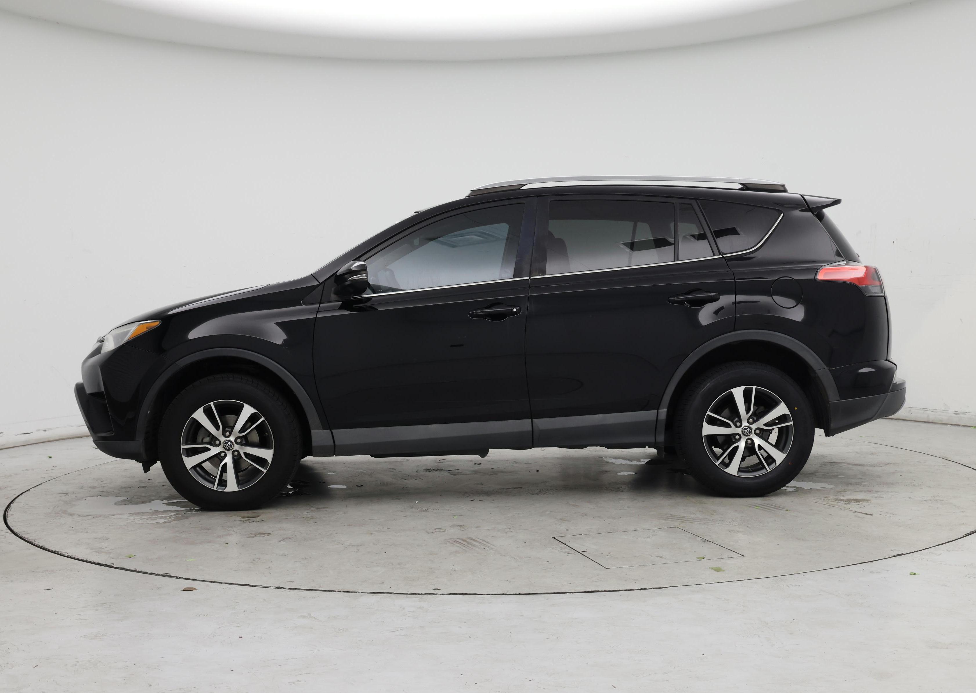 Thumbnail: 2017 Toyota RAV4 - 3